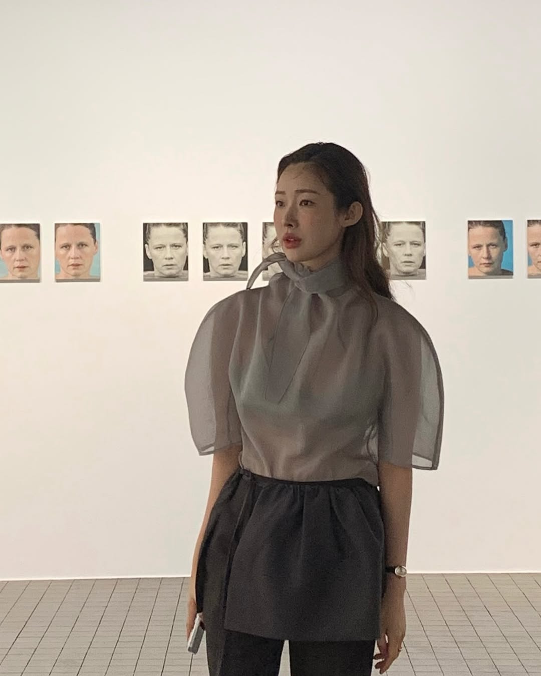 차정원 레전드 착장 나왔다🫢

차정원이 최근 리움 미술관에서 프리뷰 전시에 참석하기 위해 미술관 나들이 룩을 선보였습니다. 동양의 드뮤어 미감이란게 이런 걸까요? 마치 한 폭의 수묵화를 연상케 하는 차분한 색감과 고급스러운 실루엣이 인상적입니다.

그녀가 이날 입은 블라우스와 팬츠 위 레이어드한 벌룬 스커트 모두 아모멘토의 25 S/S 컬렉션 제품으로, 스카프 디테일 하프 슬리브 탑 23만9천원, 오간자 레이어드 스커트 14만9천원입니다.

레이어드 스타일링은 올봄 유행할 패션 트렌드 중 하나인데요. 겹쳐 입기 좋으면서 고급스러운 소재의 아이템 한 두개만 장만해두면 봄에 든든할 겁니다🌸 이미지