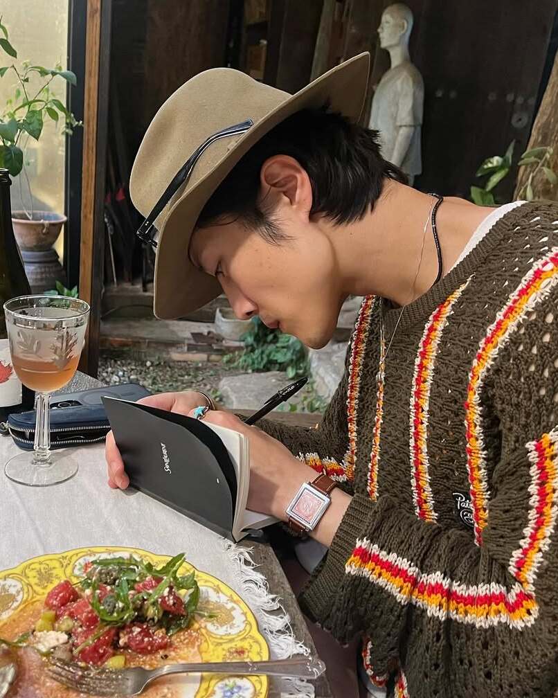 볼수록 매력있다 이 남자🖤

생로랑 앰버서더로 발탁됐던 인간 생로랑 이종원! 나만 알고 싶었는데 너무 유명해진 요즘. 맑고 유니크한 페이스에 넘치는 패션 감각까지 소유해 유명세는 시간 문제였지요. 

얼굴은 소년인데 패션 센스는 무림의 고수를 떠올리게 하네요. 이종원은 럭셔리 브랜드부터 빈티지 아이템까지 종류를 가리지 않고 믹스매치를 잘 하기로 유명해요.

특히! 낙낙한 핏의 셔츠가 잘 어울릴 뿐만 아니라 살짝 풀어헤칠 줄도 아는 위트를 가지고 있어요. 연인에게 이런 센스가 있다면 너무 설레겠죠?🙈 이미지6