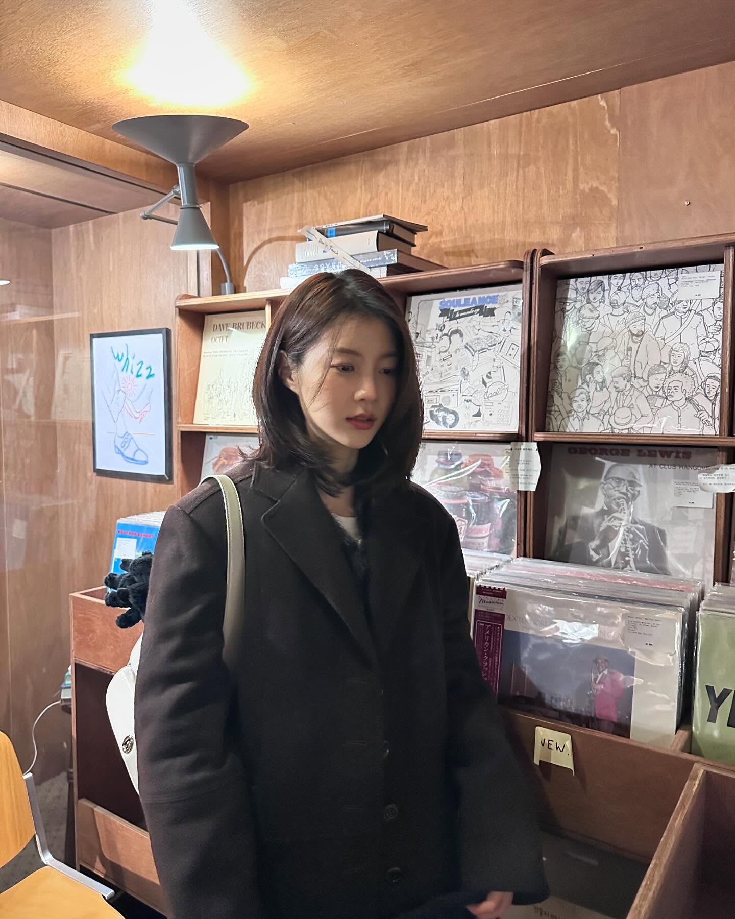 분위기 바로 장착✨앞없 단발
앞머리 없는 단발 스타일로 고급스러움 더하기🤍 이미지7