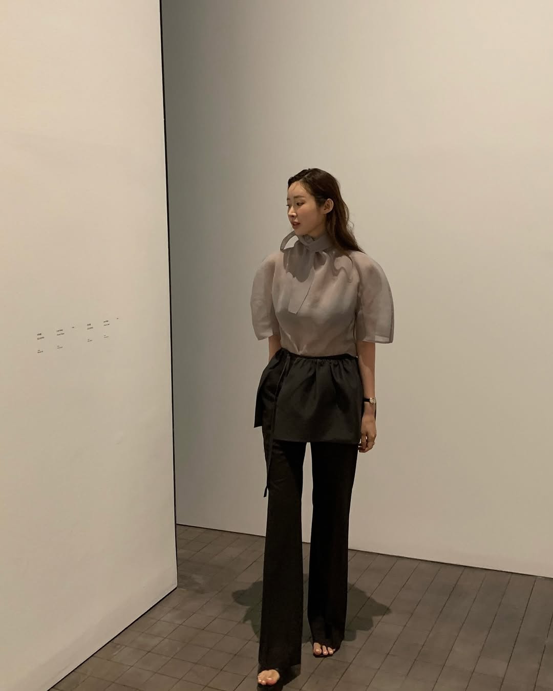 차정원 레전드 착장 나왔다🫢
차정원이 최근 리움 미술관에서 프리뷰 전시에 참석하기 위해 미술관 나들이 룩을 선보였습니다. 동양의 드뮤어 미감이란게 이런 걸까요? 마치 한 폭의 수묵화를 연상케 하는 차분한 색감과 고급스러운 실루엣이 인상적입니다.
그녀가 이날 입은 블라우스와 팬츠 위 레이어드한 벌룬 스커트 모두 아모멘토의 25 S/S 컬렉션 제품으로, 스카프 디테일 하프 슬리브 탑 23만9천원, 오간자 레이어드 스커트 14만9천원입니다.
레이어드 스타일링은 올봄 유행할 패션 트렌드 중 하나인데요. 겹쳐 입기 좋으면서 고급스러운 소재의 아이템 한 두개만 장만해두면 봄에 든든할 겁니다🌸 이미지3