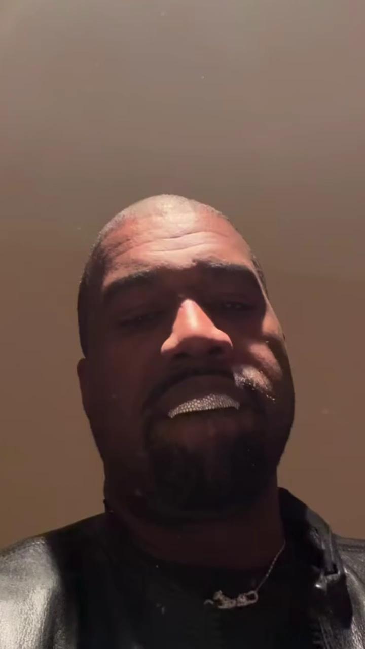 칸예 형님 셀카?
간지나는 그릴즈 뽐내며 샘플 정리 상황을 직접 설명한 예 형님🎶 이미지