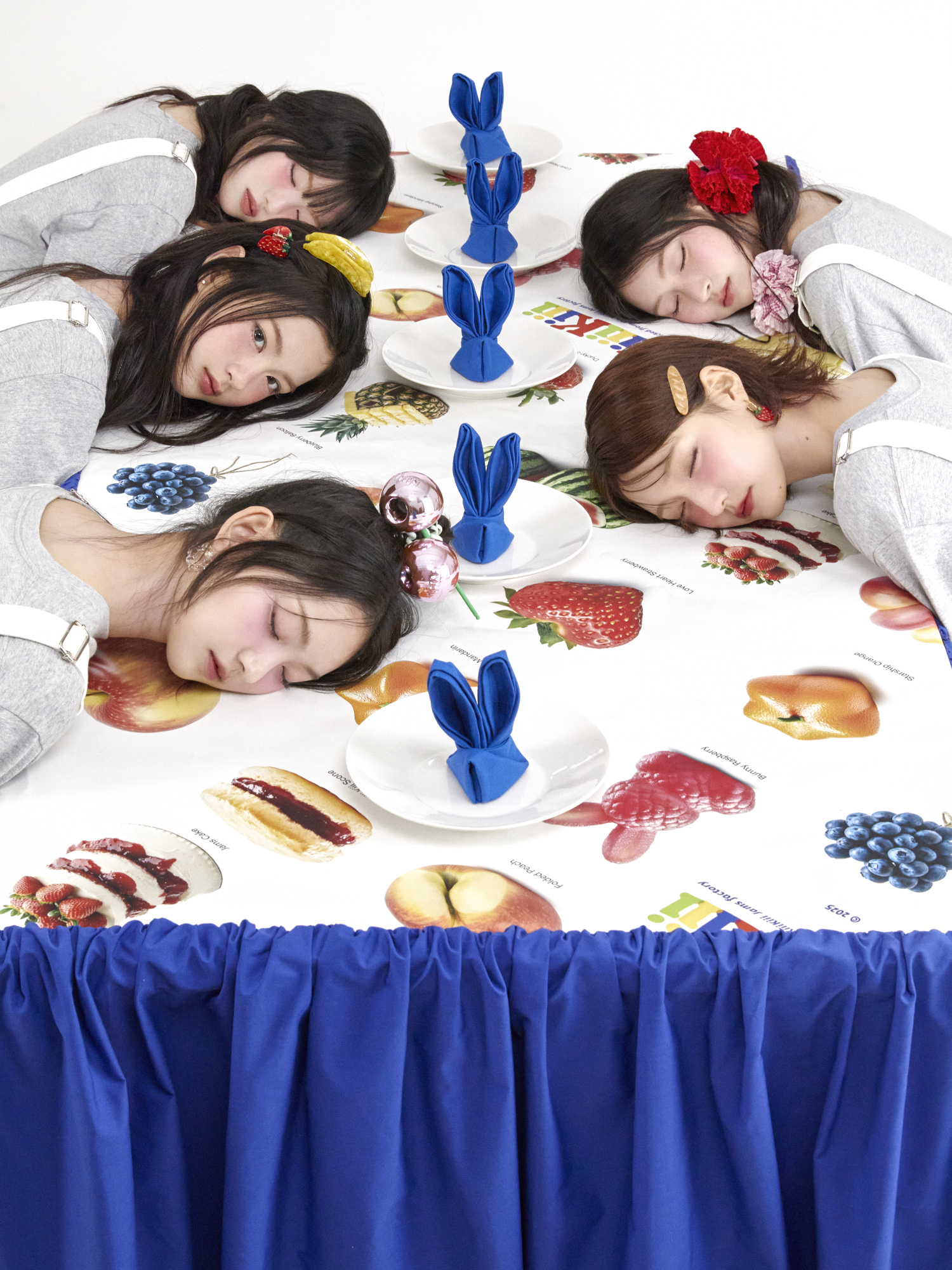 감다살 키키 디렉터 누구야🔍

스타쉽엔터테인먼트에서 새로운 걸그룹 KiiiKiii(키키) 를 공개했죠. 지난 14일, 선공개곡 ‘I DO ME’ 의 뮤직비디오가 공개되자마자 유튜브 인기 급상승 동영상 1위를 차지하며 뜨거운 반응을 얻었습니다. 현재까지도 상위권을 유지하며 강한 존재감을 드러내고 있죠.

뮤직비디오를 본 많은 이들이 주목한 부분은 바로 비주얼 콘셉트입니다. 키키는 마치 시골 목장의 자유로운 소녀들처럼 연출되었는데요. 빈티지한 카우보이 스타일, 따뜻한 색감, 그리고 자연 속에서 펼쳐지는 역동적인 퍼포먼스가 독특한 분위기를 자아냅니다.

특히, 키키는 이번 활동을 위해 공식 홈페이지에서 특별한 인터랙티브 콘텐츠(사진5-8)를 선보였습니다. 홈페이지에서는 가상 지도를 돌아다니며 멤버들의 티저 사진을 감상할 수 있고, 운전을 하며 키키의 음악을 들을 수도 있는데요. 아바타에 다양한 스타일의 옷을 입혀보는 기능도 제공하며 키키만의 세계관을 색다르게 경험할 수 있도록 했습니다. 단순한 티저 공개를 넘어, 팬들이 직접 참여하며 즐길 수 있는 콘텐츠를 선보였다는 점이 인상적이죠.

이 감각적인 비주얼을 완성한 디렉터는 정해원입니다. 그는 더보이즈의 다큐멘터리 ‘A to BOYZ’ (영상9)를 연출했으며, 감각적으로 아이브를 소개했던 ‘Show What I Have’(영상10), 러브 다이브 티저 ‘Dear Cupid’, 그리고 글로벌 그룹 XG의 비주얼 디렉팅까지 맡았던 인물인데요. 세련된 영상미와 섬세한 감각으로 유명한 디렉터이죠. 이번 ‘I DO ME’에서도 정해원 디렉터 특유의 감성이 돋보입니다.

특히, 이번 키키의 뮤직비디오는 특유의 분위기에 멤버들의 개성을 자연스럽게 녹여냈다는 점에서 높은 평가를 받고 있습니다. 자유분방한 분위기 속에서도 각각의 매력이 살아나고 있는데요. 과감한 스타일링과 연출이 어우러지며 키키만의 색깔을 확실하게 각인시키는 데 성공했죠.

뮤직비디오 공개만으로도 강한 인상을 남긴 키키, 앞으로 어떤 음악과 퍼포먼스를 보여줄지 더욱 기대됩니다. 스타쉽이 아이브에 이어 또 하나의 메가 히트 걸그룹을 탄생시킬 수 있을까요? 앞으로의 행보가 궁금해집니다🎶✨ 이미지