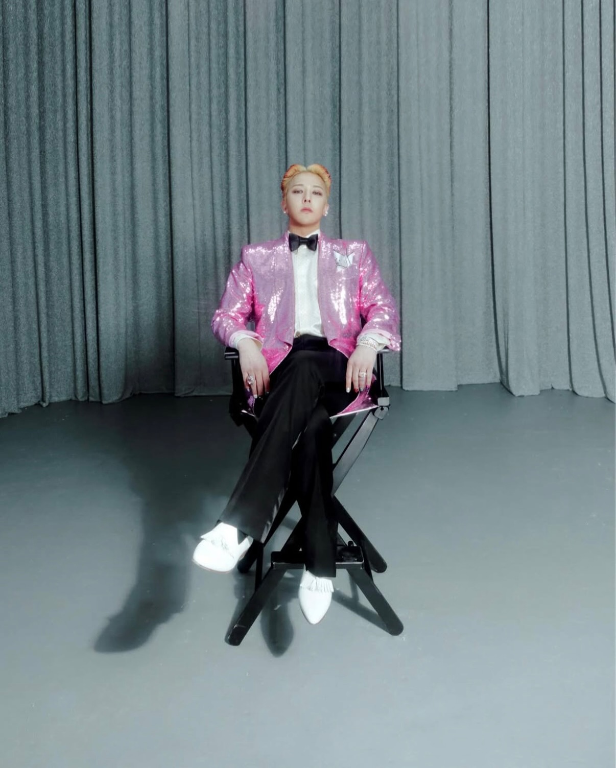 지디 콘서트, 오늘 밤 8시 티켓팅⏰

드래곤의 단독 콘서트 ‘G-DRAGON 2025 월드투어 [위버맨쉬] 인 코리아’ 티켓 예매가 곧 시작됩니다.

팬클럽 선예매는 2월 26일 오후 8시, 일반 예매는 2월 27일 오후 8시에 쿠팡플레이 모바일 앱을 통해 진행됩니다. 팬클럽 선예매는 ‘G-DRAGON OFFICIAL MEMBERSHIP’에 가입한 와우회원만 참여 가능하며, 사전 멤버십 인증을 완료해야 합니다.

티켓은 회차별 1인 최대 2매까지 구매할 수 있으며, 선예매에서 1매를 구매한 경우 같은 회차의 좌석을 일반 예매를 통해 1매 추가 예매할 수 있습니다.

좌석별 가격은 VIP석 일반 예매 22만 원, 선예매 21만 5천 원, R석 일반 예매 18만 7천 원, 선예매 18만 2천 원, S석 일반 예매 16만 5천 원, 선예매 16만 원, A석 일반 예매 15만 4천 원, 선예매 14만 9천 원입니다.

쿠팡플레이는 부정 거래를 방지하기 위해 모든 티켓 예매를 쿠팡플레이 모바일 앱에서만 진행하며, 와우회원 계정 1개당 1개의 디바이스에서만 접속이 가능합니다. 취소 티켓은 시간차를 두고 무작위로 재오픈되며, 공연 당일 현장에서 유효 신분증 확인을 통한 본인 인증 후 입장 팔찌를 제공합니다.

예매 성공을 위해서는 생체인증 및 원터치 결제를 미리 설정하고, 예매 시작 전에 앱에 사전 접속해 두는 것이 좋습니다. 이미지