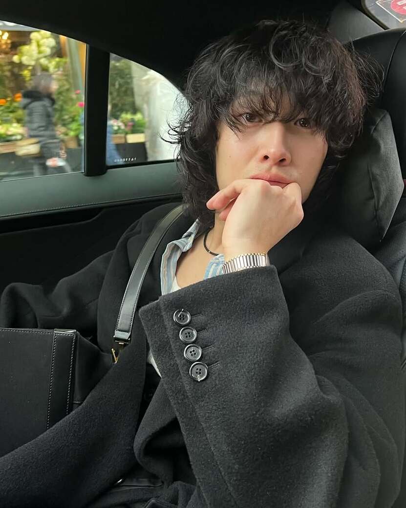 볼수록 매력있다 이 남자🖤

생로랑 앰버서더로 발탁됐던 인간 생로랑 이종원! 나만 알고 싶었는데 너무 유명해진 요즘. 맑고 유니크한 페이스에 넘치는 패션 감각까지 소유해 유명세는 시간 문제였지요. 

얼굴은 소년인데 패션 센스는 무림의 고수를 떠올리게 하네요. 이종원은 럭셔리 브랜드부터 빈티지 아이템까지 종류를 가리지 않고 믹스매치를 잘 하기로 유명해요.

특히! 낙낙한 핏의 셔츠가 잘 어울릴 뿐만 아니라 살짝 풀어헤칠 줄도 아는 위트를 가지고 있어요. 연인에게 이런 센스가 있다면 너무 설레겠죠?🙈 이미지