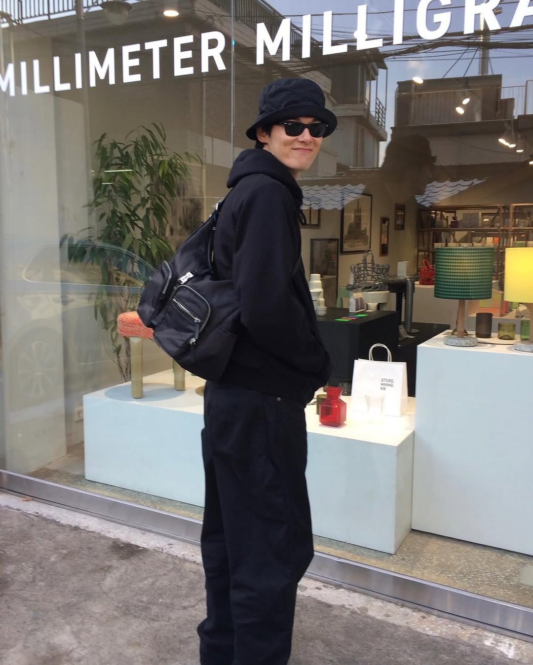 손이 자주 가는 검정 후드😎 이미지