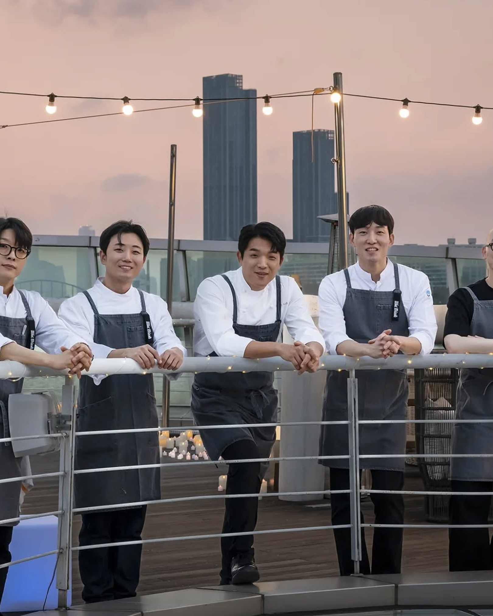 안성재 셰프, ‘모수 서울’ 전 포지션 채용 공고 발표

미슐랭 3스타 레스토랑 ‘모수 서울’이 새로운 보금자리에서 전 직군 공개 채용을 진행합니다.

안성재 셰프가 운영하는 ‘모수 서울’이 재오픈을 앞두고 전 포지션에 대한 채용 공고를 발표했습니다. 안 셰프는 23일 자신의 SNS를 통해 “새로운 공간에서 다시 시작하는 ‘모수 서울’과 함께할 인재를 찾는다”며 지원을 독려했습니다.

‘모수 서울’은 2023년 미슐랭 가이드에서 국내 유일의 3스타를 획득한 레스토랑으로, 지난해 초 CJ제일제당과의 파트너십 종료 후 운영을 중단한 바 있습니다. 현재 안 셰프는 유튜브를 통해 재오픈 준비 과정을 공개하며 많은 관심을 모으고 있습니다.

채용 공고 발표 이후 업계와 미식가들의 기대가 높아지고 있으며, 일부 지원자들은 “설거지라도 하고 싶다”는 반응을 보일 정도로 열기가 뜨겁습니다. 자세한 채용 정보는 안 셰프의 공식 SNS를 통해 확인할 수 있습니다. 이미지