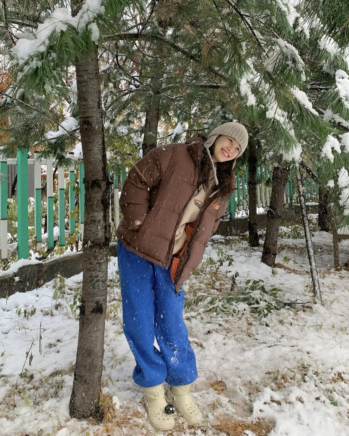 나만 없어 패딩 부츠🤣❄️
지난주, 수도권을 비롯한 전국에 큰 눈이 내렸었죠. 운동화는 발이 시렵고, 어그는 미끄럽고! 이럴 때 신기 좋은 패딩 부츠를 엄선했습니다. 합리적인 가격대 아이템부터 시작해 볼까요?

첫 번째 아이템은 푸마 터프 테라 하이 부츠입니다. 접지력과 충전재를 보강해 겨울 언제든 신기 좋은 부츠라고 하네요. 가격은 10만 원대입니다. 다음은 내셔널 지오그래픽의 플러피 부츠입니다. 다른 부츠들보다 짧고 통통한 모습이 귀엽죠. 가격은 11만 원대입니다. 케즈의 클라우드 부츠는 베이지와 화이트 컬러 조합이 잘 어우러져 있어요. 역시 11만 원대입니다. 

다음은 전체적으로 동글동글한 디스커버리 레스터 QT 패딩 부츠입니다. 가격은 12만 원대입니다. 락피쉬 웨더웨어는 리본 디테일을 추가했으며, 여기에 핑크, 실버, 브라운 등 다양한 컬러의 부츠를 선보입니다. 가격은 13만 원대입니다. 노스페이스 부츠도 빼놓을 수 없죠. 리사이클 소재로 만든 캠프 부띠 숏 부츠는 13만 원대, 끈 디테일이 있는 보레알리스 숏 부츠는 14만 원대입니다. 

자라의 워터 리펠런트 스키 컬렉션 부츠는 다른 부츠들보다 훨씬 긴 길이감을 가지고 있어요. 가격은 16만 원대입니다. 오늘의 아이템 중 가장 비싼 헌터의 인앤아웃 패딩 부티는 17만 원대입니다. 카라 형태로 디자인돼 신고 벗기 쉽겠네요!

오늘 소개해 드린 9가지 패딩 부츠 중 마음에 드신 아이템이 있으셨나요? 또 눈이 내리기 전에 미리 준비해 봅시다! 이미지10