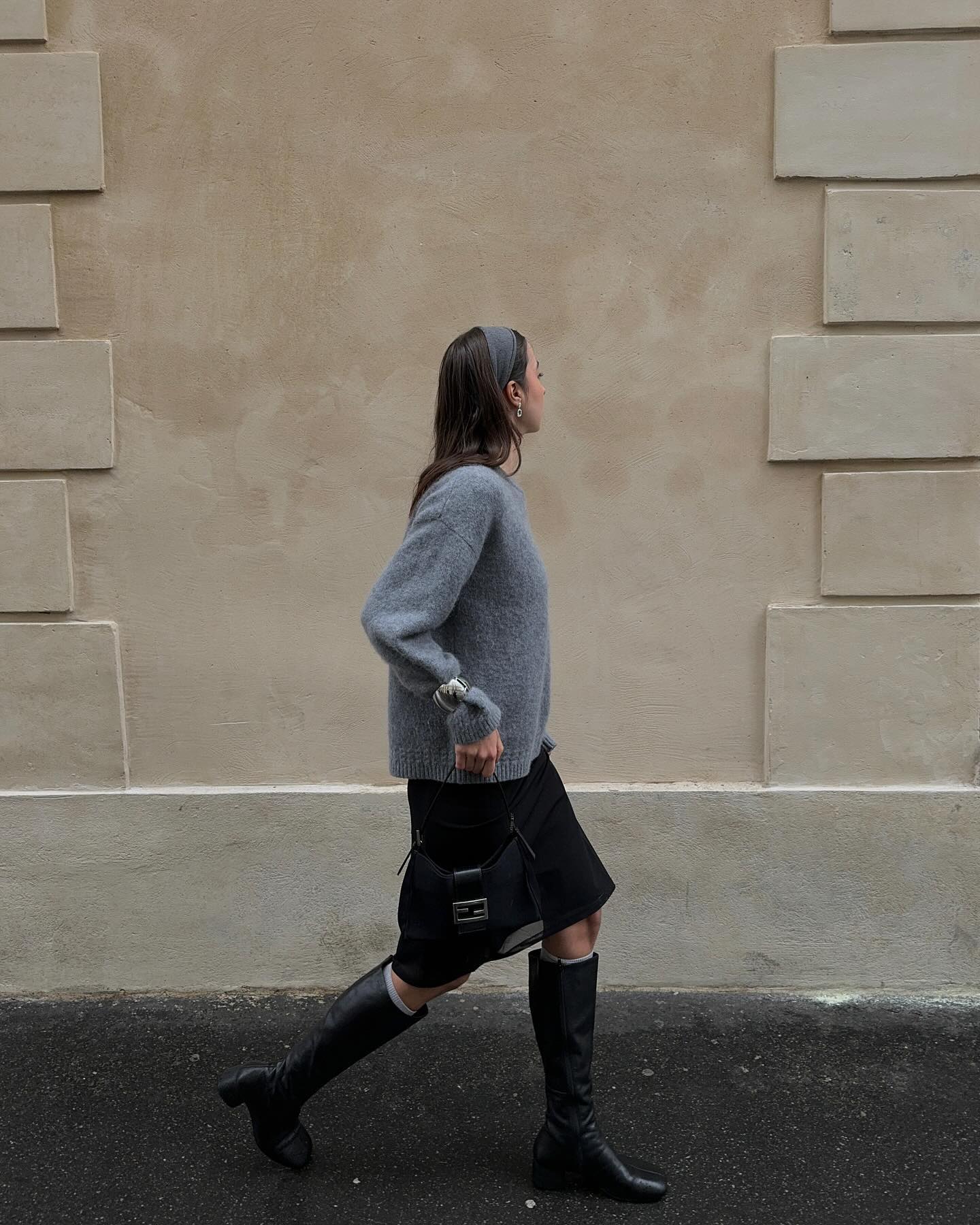 올해의 스커트는 시스루 스커트🩶🫧
어느덧 따뜻해지는 봄 날씨가 다가오면 가벼운 스커트가 유행할 겁니다. 그 중심엔 오간자 소재의 시스루 시폰 스커트가 자리를 차지할테죠. 비침 정도에 따라 단독으로 입어도, 치마나 바지 위에 레이어드 해도 좋습니다.
올 봄 첫 스커트를 시작하신다면 시스루 스커트를 추천드려요! 이미지2