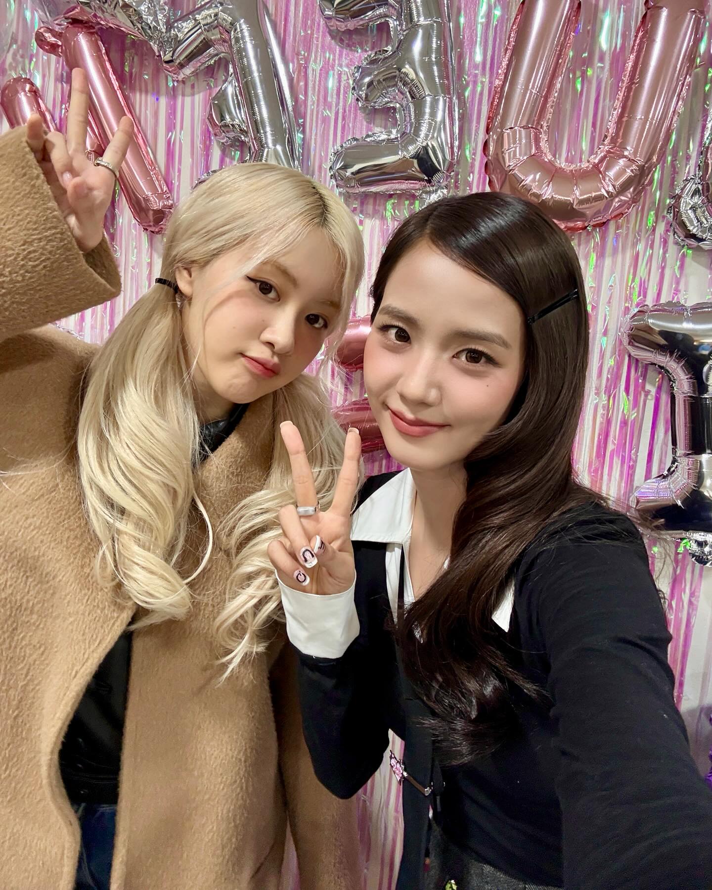 따라하고 싶은 코트 핏@로제🤎
로제의 코트는 렉토의 '맨즈 라마 울 블렌드 발마칸 코트 오커'✨ 이미지6