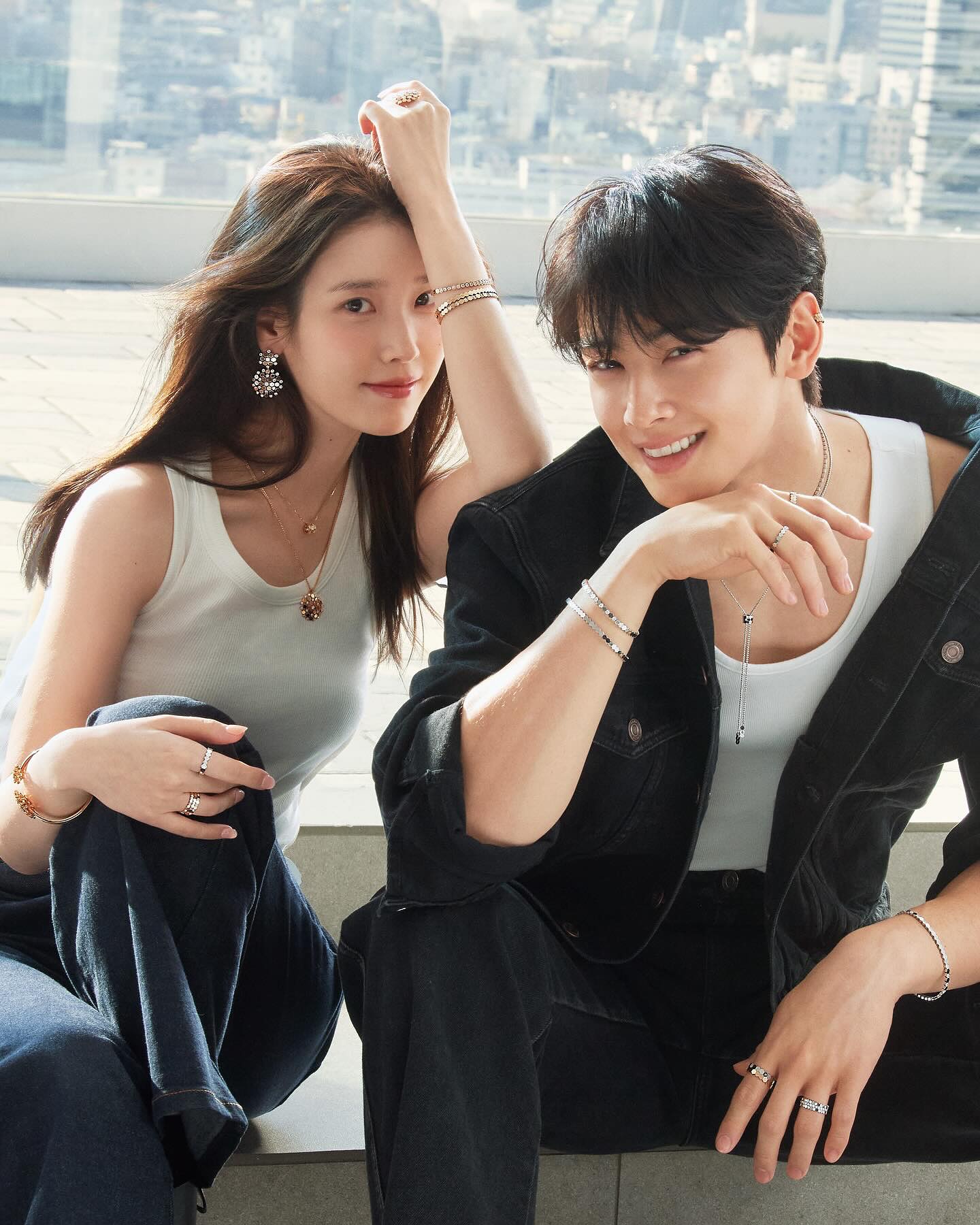 쇼메, 새 캠페인 공개💍

처음 보는 조합이죠? 주얼리 브랜드 쇼메가 공식 인스타그램에 차은우-아이유와 함께한 사진을 올렸습니다.

기존 글로벌 앰배서더로 활동 중인 차은우와 새롭게 만나게 된 아이유의 조합으로 많은 이들의 관심을 끌고 있는데요.

위 슬라이드를 통해 둘의 말도 안 되는 얼굴합, 느껴보세요. 이미지