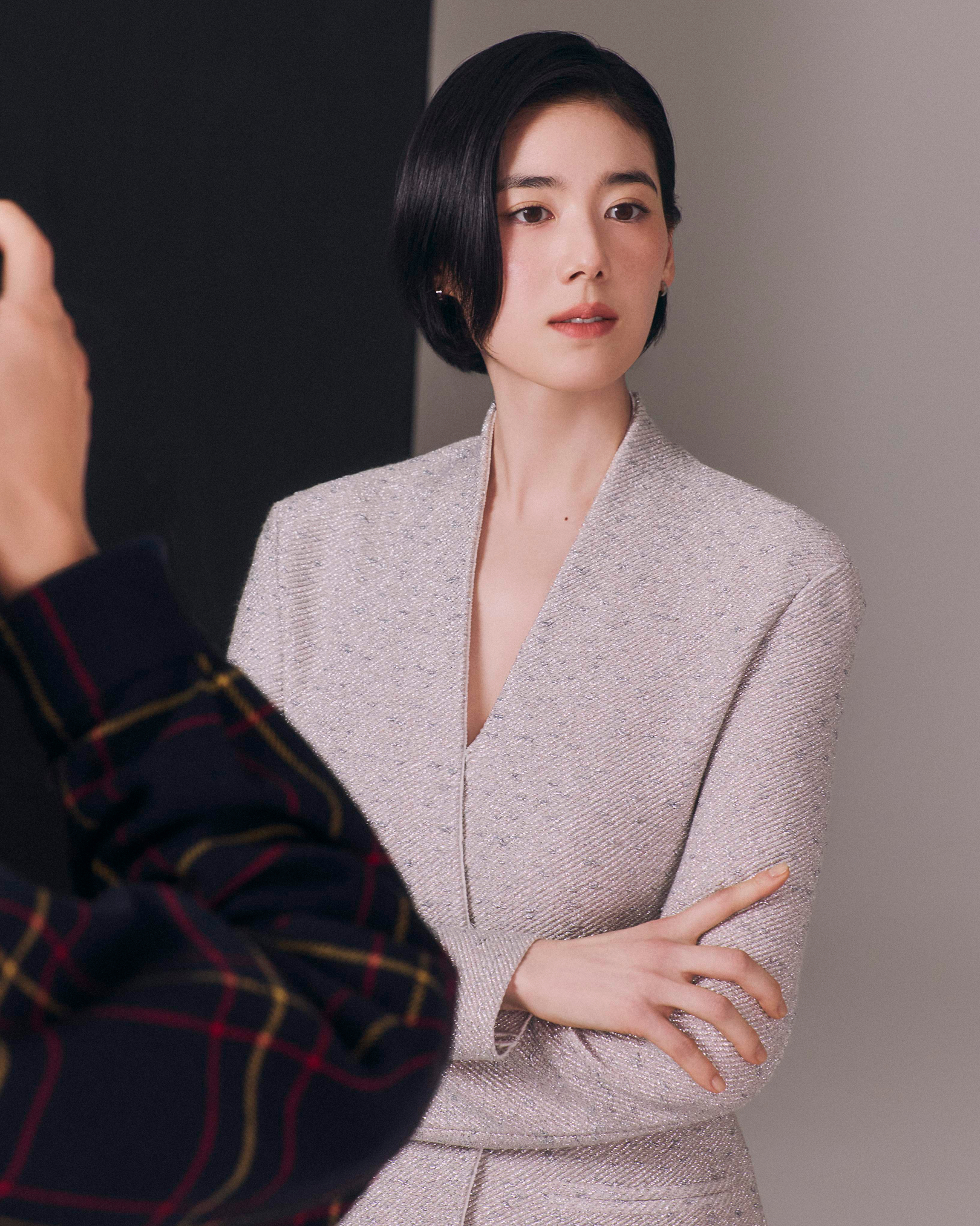 독보적 우아함🖤❤️정은채의 뷰티
아르마니 뷰티 앰버서더 정은채 화보💄비하인드컷 공개 #광고

아르마니 뷰티가 브랜드 코리아 앰버서더 정은채와의 첫 브랜드 화보와 함께 비하인드 컷을 공개했습니다.

아르마니 뷰티를 대표하는 베스트 파운데이션 제품들로 완성한 그녀의 고급스럽고 우아한 피부가 특히나 돋보였는데요.

화보 촬영장을 마치 영화 속 한 장면처럼 만드는 그녀의 아름다운 모습을 더 많은 컷들을 통해 감상해보세요. 이미지