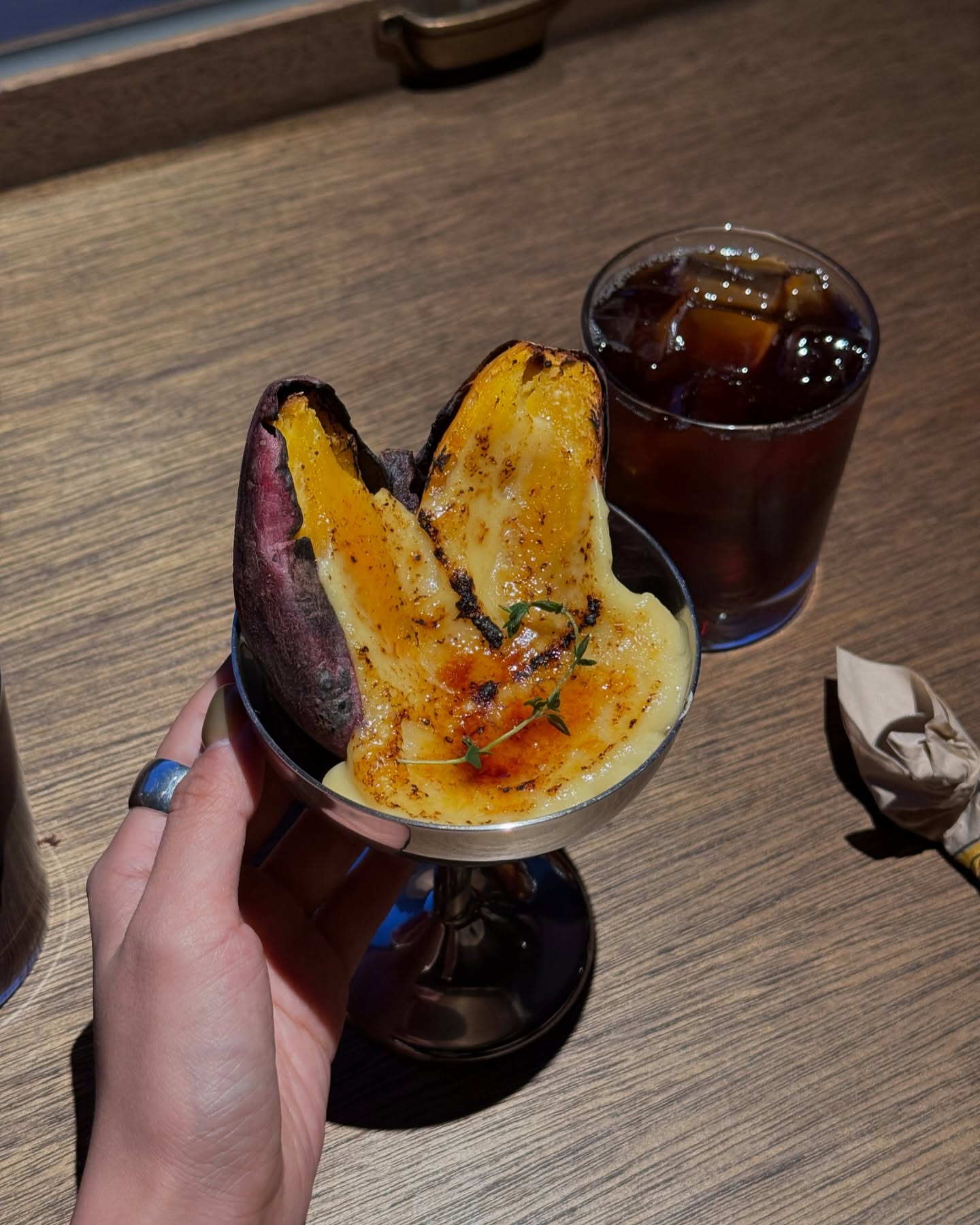 셀럽들의 SNS 속 그 카페☕️🍠

쉬는 날, 가족, 친구, 연인과 함께 분위기 좋은 카페에서 힐링하는 것만큼 기분 좋은 일이 없죠. 그래서 준비한, 셀럽들도 자주 찾는 카페 6곳을 소개할게요!🤎

1. 성수 하츠하우스
2. 서촌 온고잉
3. 망원동 비번
4. 연희동 다크에디션커피
5. 성수 웜 브라운
6. 약수 와일드 덕 이미지