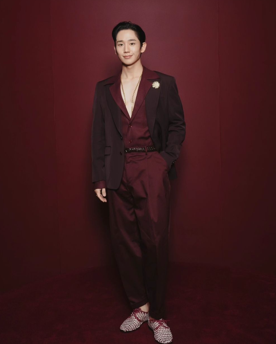 돌체 앤 가바나 25FW📸 🔍

우리나라 남자 배우 정해인, 노상현, 그리고 남윤수가 ‘레드 카펫 위에서 완벽한 배우’의 모습으로 돌체앤가바나 쇼장에 나타났죠. 우아한 이브닝 수트와 브로치 포인트로 밀도 높게 스타일링된 모습을 보여주었는데요. 이는 돌체앤가바나 2025 F/W 컨셉과 완벽히 일치하는 모습이었습니다.

돌체앤가바나의 이번 컨셉은 ‘파파라치’였습니다. 배우들의 삶을 파파라치의 시선에서 조명했는데요. 배우들의 레드 카펫 위에서의 우아함과 카리스마 넘치는 모습, 그리고 배우들의 일상적인 모습을 두 가지 축으로 나눠 총 69개 룩을 선보였습니다.

‘레드 카펫 위에서의 배우’ 컨셉의 룩들은 엘레강스한 40년대 스타일의 화려한 테일러링을 선보였습니다. 반면, 일상적인 모습에서 배우들은 데님과 니트, 후디로 편안한 룩을 보여주었죠.

일상 컨셉 룩에서도 눈에 띈 아이템이 있었는데요. 바로 이제 우리에게 너무나도 익숙해진 아이템, 퍼(fur)입니다. 볼륨감 있는 퍼로 일상에서도 보이는 배우들의 “prestige”를 표현했습니다. 또한, 벨트를 여러 겹 레이어링하는 스타일링을 보여주며 일상룩에도 포인트를 더했습니다.

‘파파라치’라는 컨셉으로 재미있게 풀어낸 돌체앤가바나의 2025 F/W 쇼. 슬라이드를 넘겨 파파라치들의 재미있는 모습들과, 대비되는 두 가지 컨셉의 룩들도 구경해보세요! 이미지