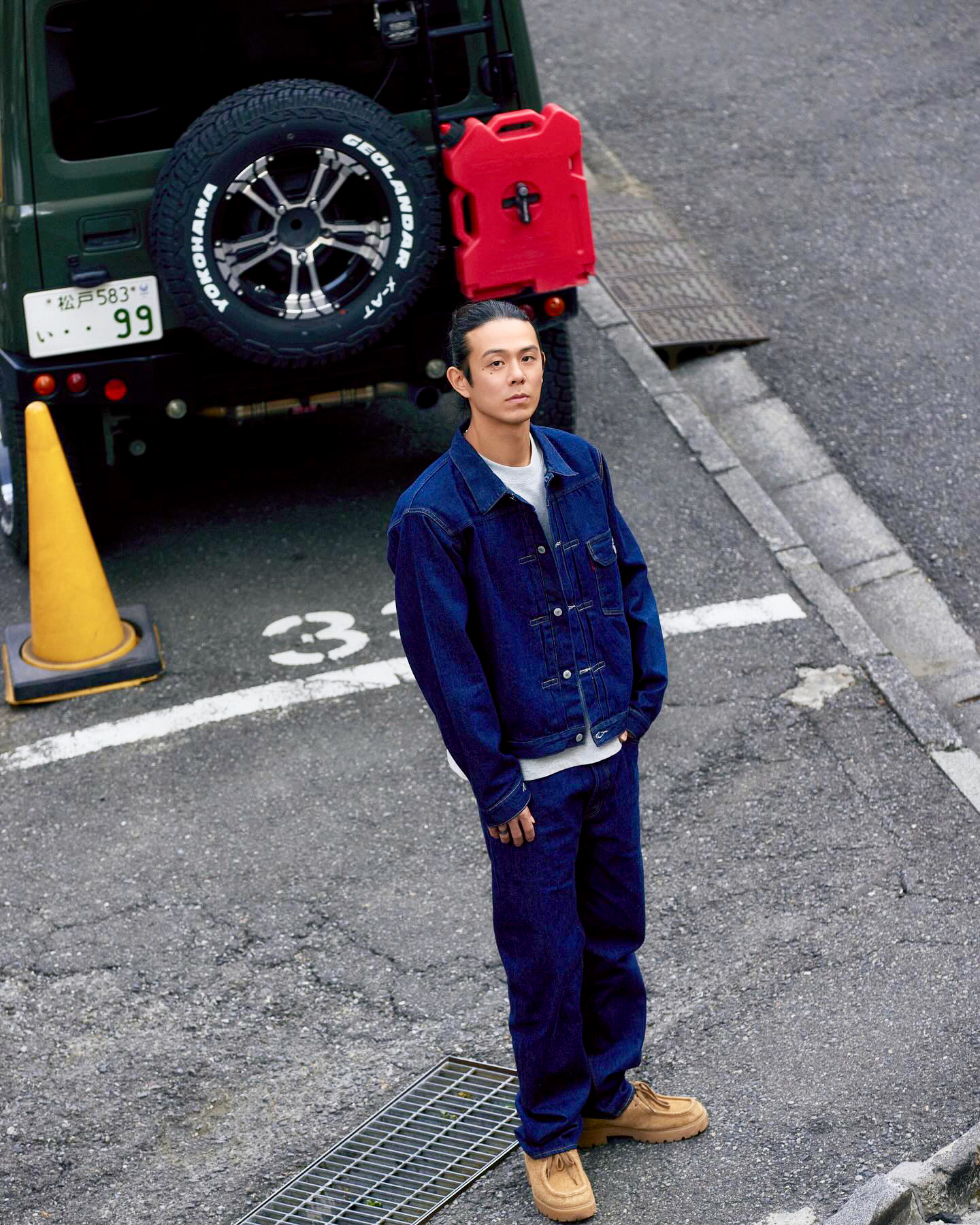 빈지노의 리바이스 블루탭(Blue Tab)청청코디👖

도쿄에서 열린 블루탭 런칭 행사에서 감각적인 패션을 보여준 빈지노의 스타일링입니다.

자켓은 LVC 1936 타입 자켓이며 셀비지 데님의 레귤러 핏 트러커의 클래식한 멋을 살렸습니다.

바지는 블루탭 컬렉션의 '마커 루즈 진'으로 여유로운 루즈 핏과 부드럽게 좁아지는 실루엣이 특징입니다.

levis korea 공식 웹사이트에서 구매 가능합니다. 이미지