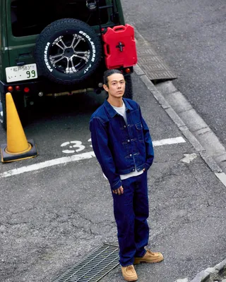 빈지노의 리바이스 블루탭(Blue Tab)청청코디👖
도쿄에서 열린 블루탭 런칭 행사에서 감각적인 패션을 보여준 빈지노의 스타일링입니다.
자켓은 LVC 1936 타입 자켓이며 셀비지 데님의 레귤러 핏 트러커의 클래식한 멋을 살렸습니다.
바지는 블루탭 컬렉션의 '마커 루즈 진'으로 여유로운 루즈 핏과 부드럽게 좁아지는 실루엣이 특징입니다.
levis korea 공식 웹사이트에서 구매 가능합니다. 이미지