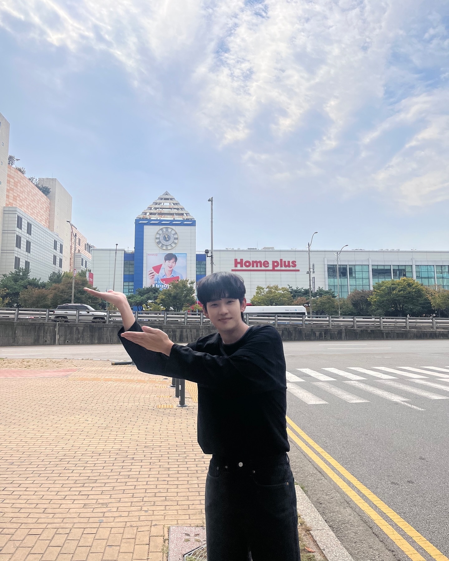 김수현, 홈플러스 모델 재발탁✨

배우 김수현이 창립 28주년을 맞은 홈플러스의 모델로 재발탁 되었습니다. 

홈플러스 측은 배우 김수현을 지난해 홈플러스 광고 모델로 첫 발탁한 이후 활력 넘치고 신뢰감 있는 이미지를 바탕으로 홈플러스가 추구하는 ‘신선한 생각’을 고객에게 효과적으로 전달했다며 재발탁 이유를 전했는데요.

홈플러스는 오는 26일 김수현을 앞세운 창립 단독 슈퍼세일 ‘홈플런 is BACK’ TV 광고를 공개할 예정입니다. 이미지