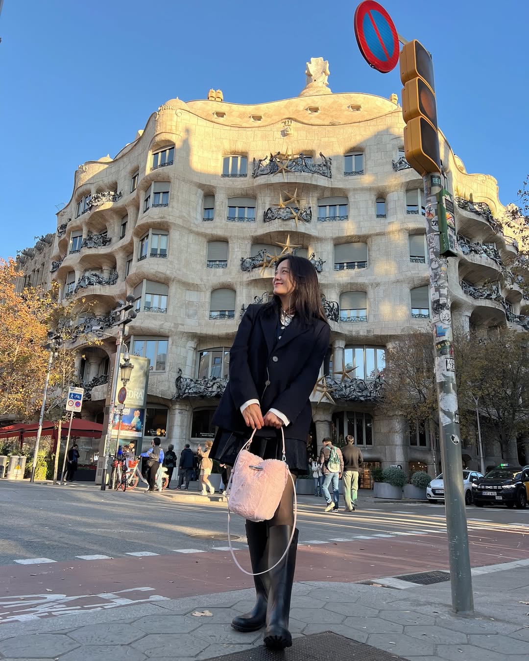 10살 어려지는 하이스쿨 퀸카룩🏫

어릴 적 미드를 볼 때 한번쯤 퀸카가 된 자신의 모습을 상상하곤 해요. 프레피룩은 어릴 적 로망을 실현시켜주는 가장 이상적인 스타일링입니다. 여기에 어려보이면서 예쁘기까지한 일석이조 매력은 덤이에요.

최근 지수는 '프레피룩의 정석' 코디를 보여줘 이목을 끌었습니다. 이때 지수가 입은 플리츠 스커트는 국내 디자이너 브랜드 벰버의 제품으로 가격은 12만8천원입니다. 

셔츠와 니트 스웨터, 플리츠 스커트는 프레피룩의 필수 요소인데요, 이 중에서 제일 포인트는 플리츠 스커트입니다. 이 스커트 하나만 더해져도 룩에 활기가 감돌 거예요. 이미지