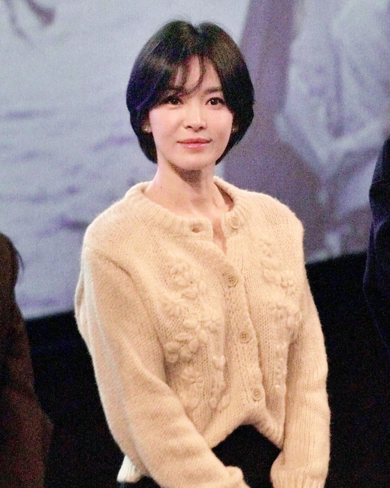 이 머리만 했다하면 착붙인 셀럽 5

셀럽들은 다양한 스타일링을 자주 선보이지만, 그 중에서도 특히 특정 헤어스타일이 잘 어울리는 셀럽들이 있죠. 그래서 준비한, 셀럽들의 착붙 헤어스타일을 슬라이드를 넘겨 확인해 보세요!❤️

1. 송혜교 - 짧은 기장의 단발
2. 전지현 - 앞머리 없는 긴생머리
3. 로제 - 금발 헤어
4. 박보영 - 앞머리 있는 반묶음머리
5. 지젤 - 핑크 헤어 이미지