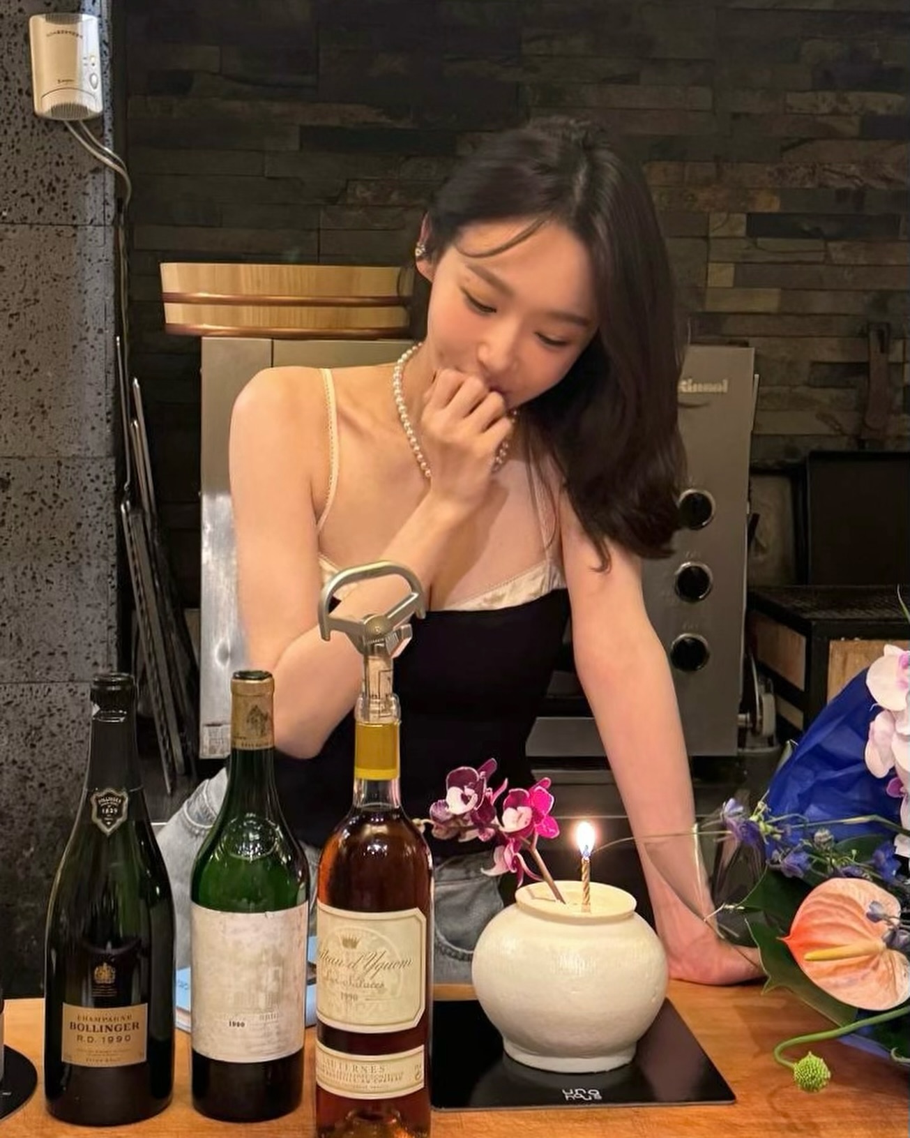 강민경 픽으로 분위기 내보자🍷💕

발렌타인데이에 분위기를 내고 싶다면 맛잘알로 유명한 강민경이 선택한 와인과 샴페인을 참고해보세요! 그녀가 엄정화, 송혜교와 송혜교의 집에서 즐긴 것들을 가져왔습니다. 맛있는 것들로만 골라 먹었다고 하는데요!

첫번째, 루이나 블랑 드 블랑입니다. 이 샴페인은 샤르도네 100%로 만들어져 상큼한 시트러스 향과 크리미한 텍스처가 돋보입니다. 가격도 약 10만 원대로, 비교적 부담 없이 즐길 수 있는 샴페인이죠. 반면 돔 페리뇽 빈티지 2013은 한층 더 고급스러운 선택입니다. 깊고 복합적인 풍미를 지닌 이 샴페인은 약 30~40만 원대 가격으로 특별한 날을 더욱 특별하게 만들어줍니다.

여기에 KRUG 2000도 있는데요. 크루그는 최상급 샴페인 브랜드로 유명하죠. 이 빈티지는 약 70만 원 이상의 가격대를 자랑하며, 견과류와 감귤류의 깊은 풍미가 오랜 여운을 남깁니다. 샴페인 외에도 도멘 베뜰르모, 뫼르소 레 티에 2020 같은 부르고뉴 화이트 와인도 함께했는데요. 이 와인은 고소한 버터 향과 부드러운 바닐라 풍미가 매력적인데, 가격은 15-20만 원대입니다. 크림소스 요리나 해산물과도 잘 어울리는 화이트 와인이죠.

가격대가 부담스러우시다고요? 착한 가격의 와인도 준비했습니다. 강민경은 하와이 여행 중에도 지인들과 로제 와인을 즐겼는데, 그때 선택한 와인이 바로 샤또 데스클랑, 위스퍼링 엔젤입니다. 가격대도 3-4만 원대로 접근성이 좋은 편이죠. 복숭아와 베리류의 상큼한 향이 가득하고, 부담 없이 가볍게 즐길 수 있어 인기 있는 로제 와인입니다.

강민경이 선택한 와인들은 가격대가 3만 원부터 70만 원대까지 다양하지만, 공통점이 있다면 모두 맛과 품질이 뛰어나다는 점입니다. 발렌타인데이처럼 특별한 날에는 이렇게 분위기를 살려줄 와인을 선택해보는 것도 좋겠죠. 좋아하는 사람과 함께하는 한 잔의 와인은 그날을 더욱 로맨틱하게 만들어줄 테니까요🤎 이미지