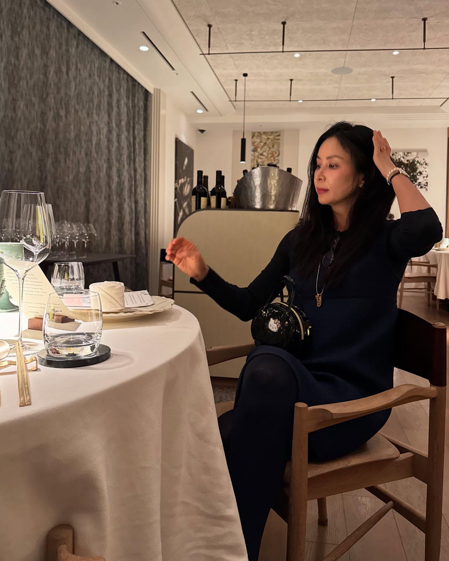 고소영의 5만원짜리 키티 백❓😝

고소영이 한식 다이닝 ‘기와강’에서 식사한 모습을 공개했죠. 언제나 우아하고 럭셔리한 스타일을 선보이는 그녀답게 화려한 액세서리들이 눈길을 사로잡았는데요. 그런데 그중에서도 가장 시선을 끈 것은 다름 아닌 가방이었습니다.

비싼 명품백이라서 화제가 된 거 아니냐고요? 아닙니다. 이번에는 전혀 예상하지 못했던 아이템이 등장했죠. 바로 키티가 귀엽게 장식된 미니 핸드백이었습니다. 이 가방은 산리오에서 출시한 헬로키티 고고걸 컬렉션 에나멜 미니 보스턴 퀼팅백으로, 가격은 5만 4천 원대인데요. 평소 고가의 명품백을 주로 드는 고소영이 선택한 5만 원짜리 키티 가방이라니! 예상치 못한 반전 매력이 아닐 수 없습니다.

고소영은 이 작은 가방을 마치 럭셔리 아이템처럼 소화하며 특유의 세련된 분위기를 자아냈습니다. 특히 손목에는 까르띠에 베누아 워치 미니를 진주 브레이슬릿과 함께 착용해 우아함을 더했죠. 귀여운 키티 가방과 럭셔리한 주얼리의 조합이 의외로 조화롭게 어우러졌습니다.

올봄, 명품백 대신 귀여운 미니백으로 스타일링에 위트를 더해보는 건 어떨까요? 고소영의 키티 가방 패션, 따라 해 보고 싶어지지 않나요? 💗 이미지