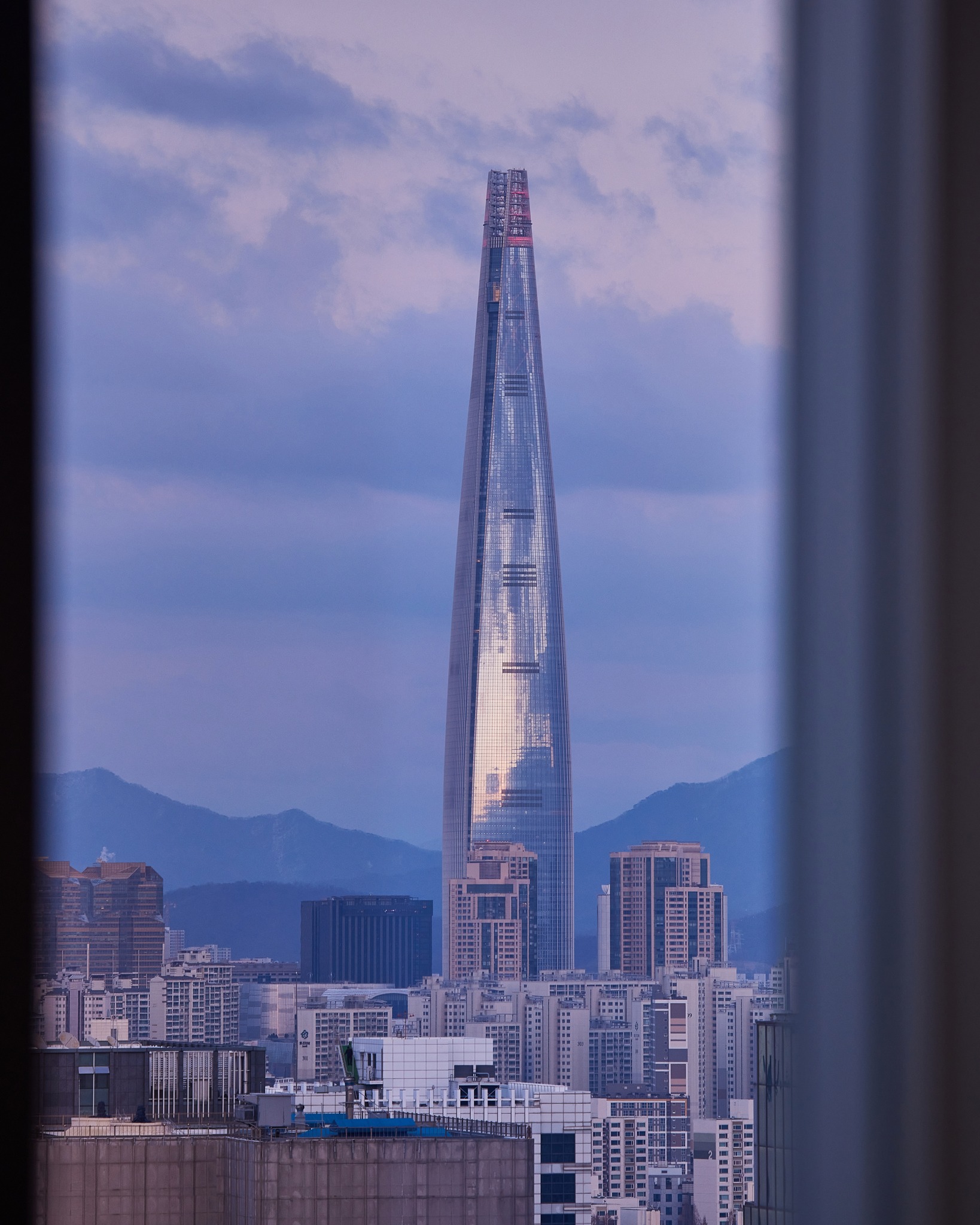 이채연이 다녀온 최고가 스파💆‍♀️

국내에서 가장 비싼 스파는 어디일까요? 바로 시그니엘 서울의 리트릿 시그니엘 스파입니다. 가수 이채연이 유튜브에 해당 스파를 체험하는 영상을 업로드해 화제가 되었죠.

86층에 위치한 리트릿 시그니엘 스파는 20만 원대부터 150만 원대까지 다양한 스파 프로그램을 제공합니다. 이중에서도 이채연은 가장 비싼 150만 원짜리 프리미엄 초콜릿 전신 관리 프로그램을 체험했는데요.

이 프로그램은 초콜릿에 함유된 카카오 성분이 스트레스를 받을 때 생성되는 활성산소를 제거하는 원리를 이용해, 전신을 초콜릿으로 마사지해 주는 코스입니다. 진행 시간은 4시간이며, 시작부터 럭셔리함이 느껴집니다.

첫번째로, 웰컴 티가 제공되는데 찻잔부터 심상치 않습니다. 은으로 도장이 된 제품으로, 가격은 50만 원대 후반이라고 합니다. 관리실로 들어가면, 비행기에 탑승한 듯 서울 전경을 한눈에 내려다보는 뷰에서 마사지를 받을 수 있습니다.

스파는 클렌징과 스크럽으로 시작됩니다. 피부를 깨끗이 정돈한 후에는, 카카오버터를 이용한 전신 마사지가 진행됩니다. 마지막으로, 초콜릿을 이용한 마무리 케어를 통해 피부를 더욱 부드럽고 촉촉하게 가꿔줍니다.

사용되는 초콜릿은 이탈리아 초콜릿 장인이 프랑스 회사와 합작하여 만든 제품이라고 하는데요. 500원 동전 크기 한 개의 가격이 3만~5만 원에 달한다고 합니다. 과거 유럽에서 부유함의 상징이었던 초콜릿을 이용해 만든 럭셔리 스파 프로그램의 재료다운 가격이죠.

제작진이 이채연에게 "월급이 얼마 정도 되어야 이 마사지를 받을 수 있을까요?"라고 묻자, 💬 "800만 원 이상은 되어야 할 것 같아요. 엄마가 원한다면 한 번쯤은 모시고 올 만하지만, 저는 4시간 동안 밖에서 기다리겠습니다!" 라며 유쾌하게 답하며 영상을 마무리했습니다.

4시간에 150만 원짜리 초콜릿 스파! 저도 언젠가 한번 받아보고 싶네요..🥹 이미지10