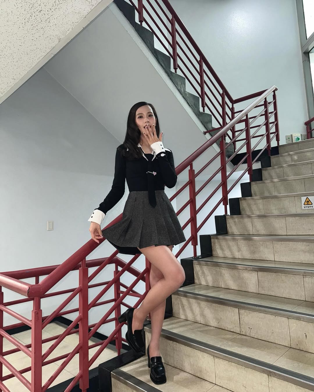 10살 어려지는 하이스쿨 퀸카룩🏫

어릴 적 미드를 볼 때 한번쯤 퀸카가 된 자신의 모습을 상상하곤 해요. 프레피룩은 어릴 적 로망을 실현시켜주는 가장 이상적인 스타일링입니다. 여기에 어려보이면서 예쁘기까지한 일석이조 매력은 덤이에요.

최근 지수는 '프레피룩의 정석' 코디를 보여줘 이목을 끌었습니다. 이때 지수가 입은 플리츠 스커트는 국내 디자이너 브랜드 벰버의 제품으로 가격은 12만8천원입니다. 

셔츠와 니트 스웨터, 플리츠 스커트는 프레피룩의 필수 요소인데요, 이 중에서 제일 포인트는 플리츠 스커트입니다. 이 스커트 하나만 더해져도 룩에 활기가 감돌 거예요. 이미지6