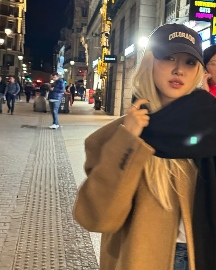 따라하고 싶은 코트 핏@로제🤎
로제의 코트는 렉토의 '맨즈 라마 울 블렌드 발마칸 코트 오커'✨ 이미지3