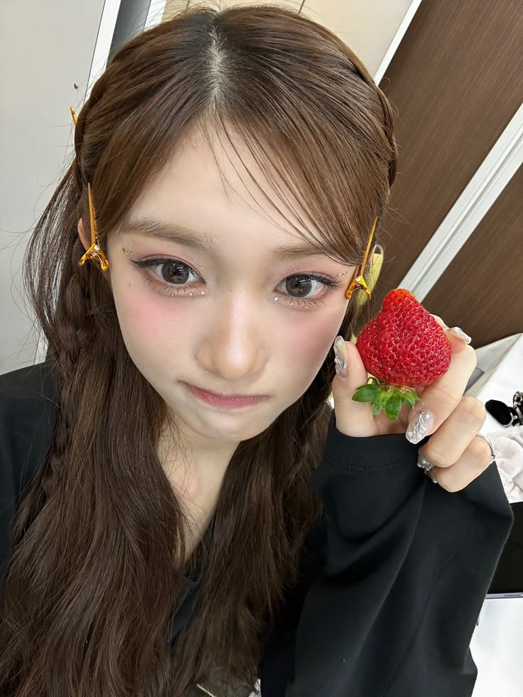 2/27 오늘은 국제 딸기의 날🍓
상큼하게 딸기 들고 사진 찍어볼까?❤️ 이미지6