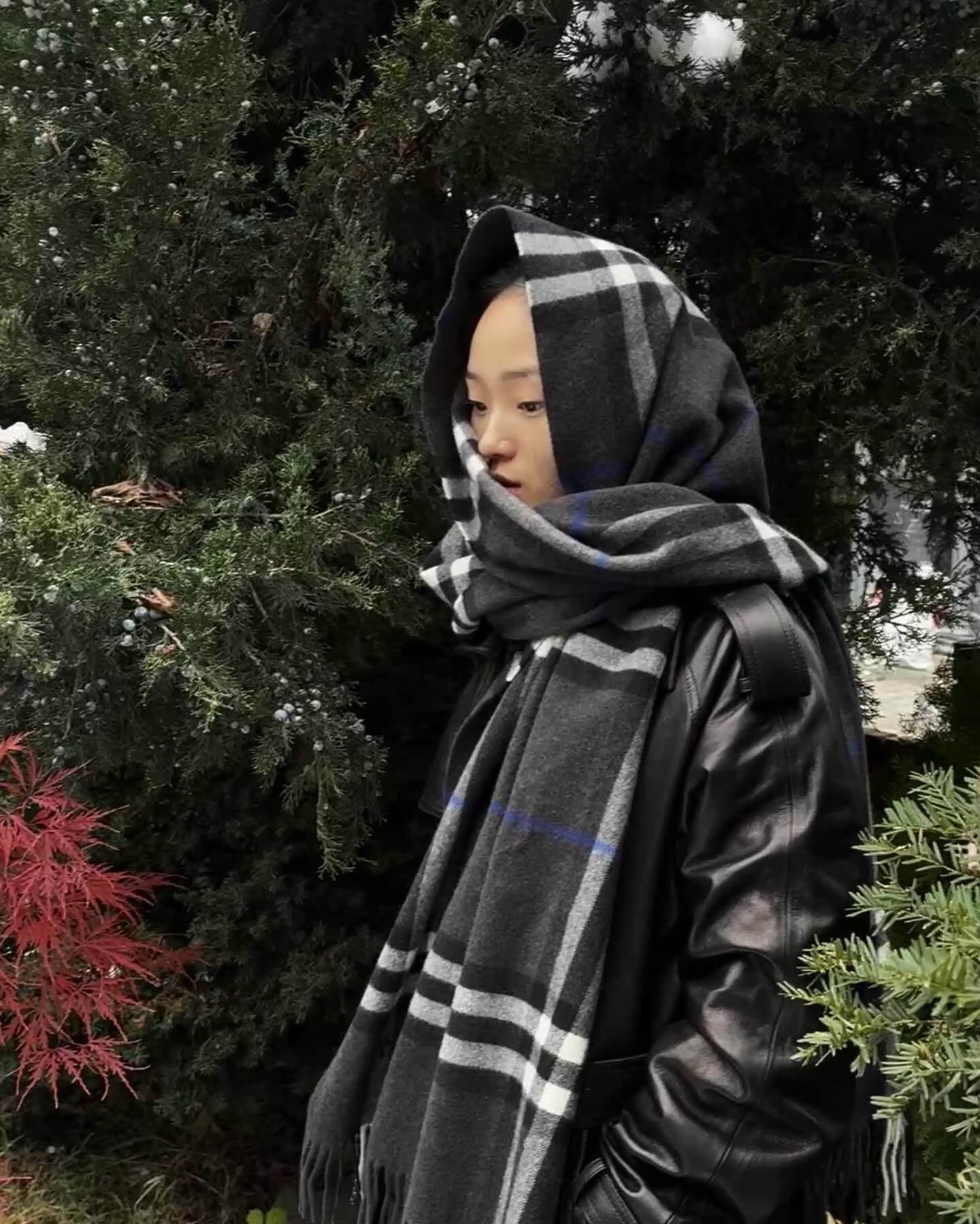 겨울 필수템 목도리, 럭셔리로✨
겨울 필수 아이템이죠, 목도리! 무난한 스타일에 포인트를 줄 수 있는 럭셔리 브랜드들의 목도리를 가져왔습니다. 60만 원대부터 300만 원대까지, 시작해볼까요?

버버리의 시그니처 체크 패턴이 들어간 슬림 체크 캐시미어 스카프는 60만 원대입니다. 캐시미어 100%의 에르메스 Casaque Bande de Repos 머플러는 63만 원대네요. 에르메스 효과일까요? 63만이라는 숫자가 저렴해 보이는 매직! 프라다의 삼각 로고 모양 패턴이 들어가 있는 심볼 더블 울 및 캐시미어 스카프는 82만 원대입니다.

이제 100만 원 후반대로 넘어가 볼게요. 시어링 소재의 귀여운 루이비통 로고가 있는 모노그램 시어링 스카프는 171만 원대입니다. 오블리크 패턴이 들어가 있는 디올의 오블리크 머플러는 185만 원대입니다. 샤넬의 코코네쥬 컬렉션 시어링 램스킨 머플러는 383만 원입니다.

마음에 드는 제품이 있으신가요? 올겨울, 내 아웃핏에 특별한 포인트를 더해줄 럭셔리 목도리를 찾아보세요! 이미지