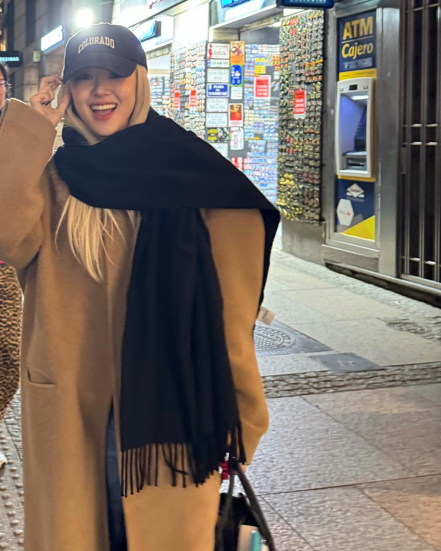 따라하고 싶은 코트 핏@로제🤎
로제의 코트는 렉토의 '맨즈 라마 울 블렌드 발마칸 코트 오커'✨ 이미지2