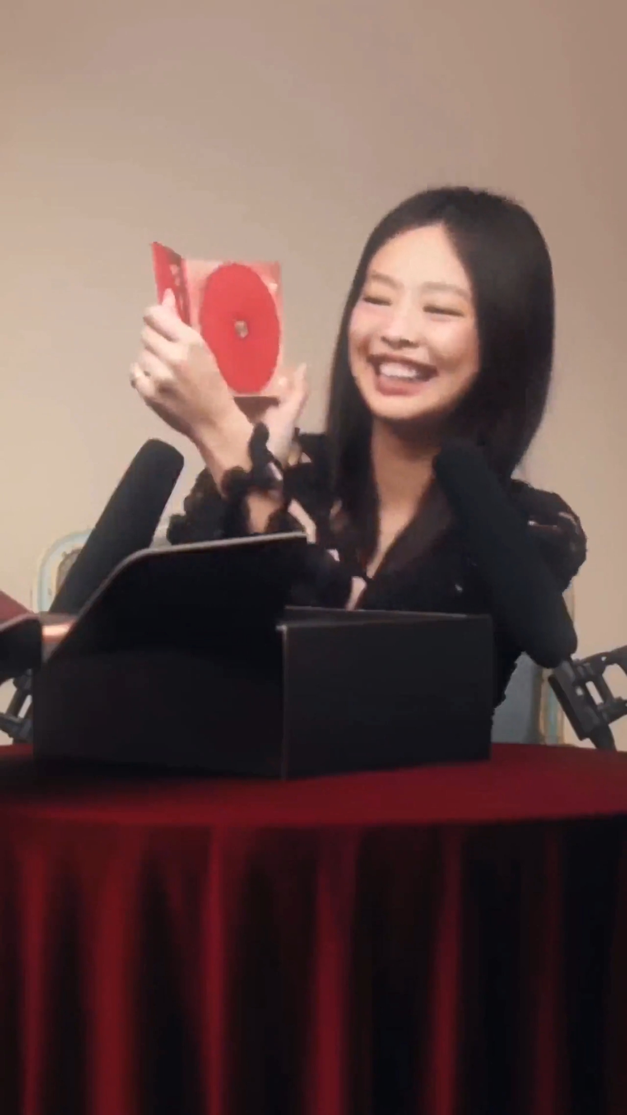 제니 인간미❤️젠망진창 ASMR

제니가 자신의 공식 유튜브 채널 JENNIE에 앨범 언박싱 영상을 공개했습니다. 
언박싱은 소리로 심신을 릴렉싱 시켜주는 ASMR 컨셉으로 진행 되었는데요. 초반에는 '어라? 제니 ASMR실력이 늘었나?'하시겠지만 갈수록 소리만 작을 뿐, 우당쿵탕 젠망진창으로 변해갑니다.

전체 영상에서 제니의 귀여운 모습만 쏙쏙 모아온 제니표 ASMR을 감상해보세요❤️✨ 이미지