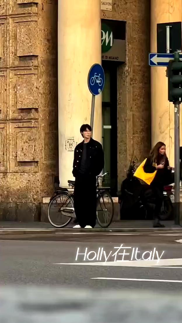 밀라노에서 포착된 변우석 일상❤️

프라다 패션쇼를 위해 밀라노로 출국한 변우석의 일상이 포착되었습니다. 자연스러운 모습이 더 잘생겼어😍 이미지