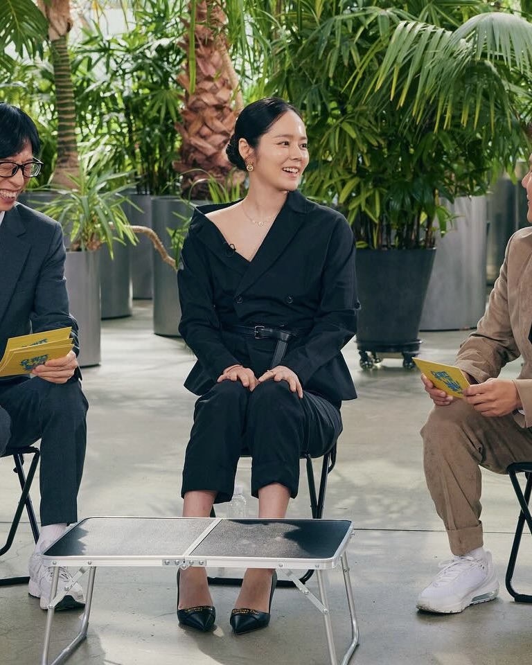 가인언니 유퀴즈룩 같이 보자🧐

한가인이 유 퀴즈 온 더 블럭에 출연했죠. 특유의 솔직하고 털털한 매력으로 보는 내내 웃음이 끊이지 않았는데요. 그런데 한가인의 이야기만큼이나 눈길을 사로잡은 것이 있었으니, 바로 그녀의 패션이었습니다.

이날 한가인은 올블랙 스타일링으로 단정하면서도 세련된 무드를 연출했죠. 특히 상의가 포인트였는데요. 그녀가 선택한 아이템은 디올(Dior)의 벨트 언발란스 재킷이었습니다. 가격은 690만 원. 어깨 한쪽을 드러내는 언밸런스한 디자인이 우아하면서도 세련된 분위기를 더했습니다. 디올의 테일러링이 돋보이는 실루엣과 구조적인 디자인 덕분에 더욱 고급스러워 보였죠.

여기에 매치한 주얼리 또한 눈부셨습니다. 한가인은 디올 로즈드방(Rose des Vents) 싱글 귀걸이와 목걸이를 착용했는데요. 귀걸이 가격은 1,900만 원, 목걸이는 630만 원입니다. 18K 옐로우 골드에 다이아몬드와 자개 디테일이 더해져, 클래식하면서도 우아한 분위기를 연출했습니다.

특히 귀걸이는 탈착 가능한 팬던트 디자인이라 스타일링에 따라 변형이 가능하다는 점이 매력적이었는데요. 목걸이 역시 앞뒤가 다른 리버서블 디자인으로, 하나의 주얼리로 두 가지 느낌을 낼 수 있는 실용적인 아이템이었죠.

올블랙 룩에 화려한 골드 주얼리를 매치한 센스, 역시 한가인답다는 생각이 들었는데요. 세련된 스타일링을 참고하고 싶다면, 그녀의 유퀴즈 룩을 눈여겨보는 것도 좋을 것 같네요💎✨ 이미지