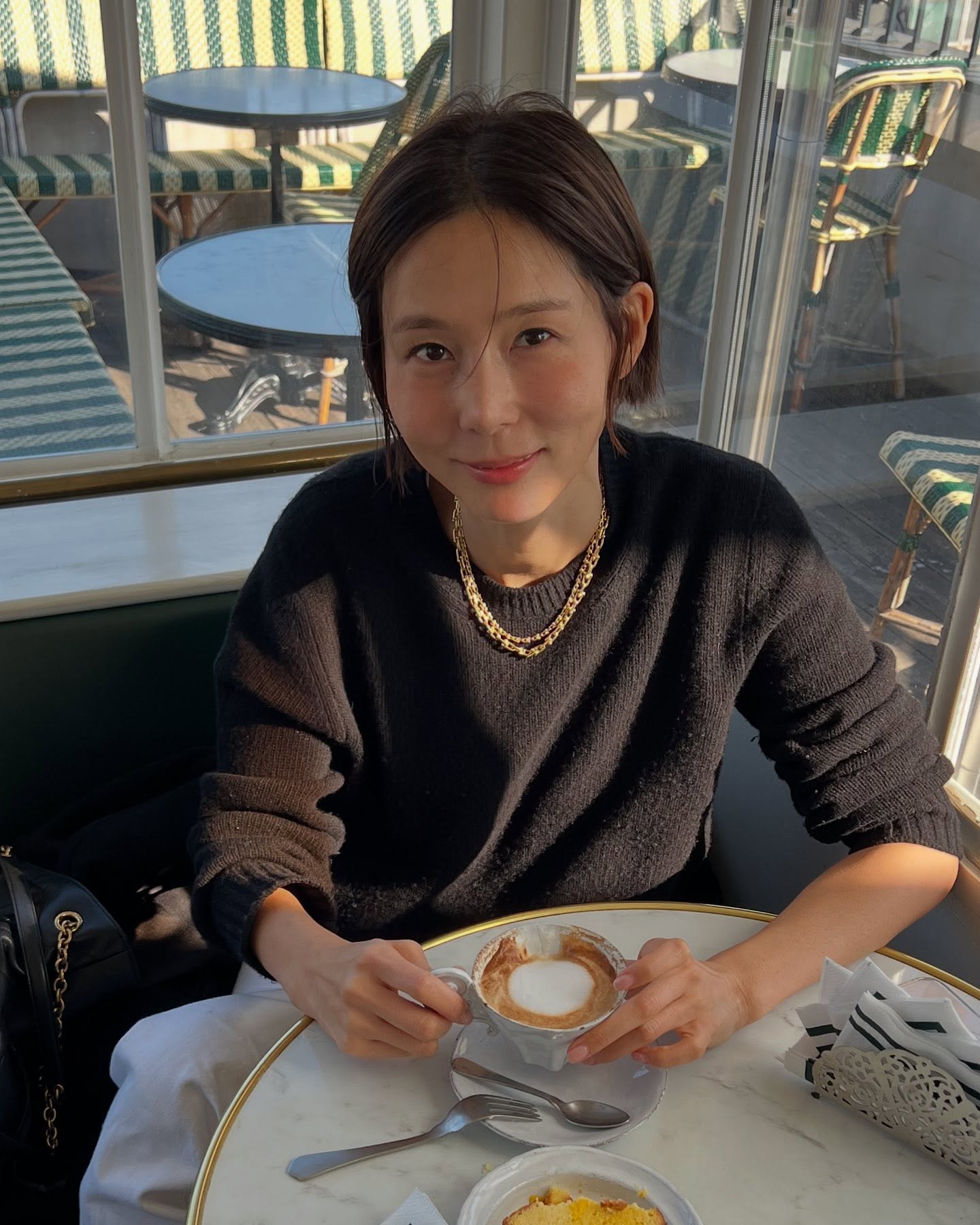 나영언니의 최애템과 위시템🔍

요즘 김나영의 목을 보면 눈에 띄는 공통점이 있습니다. 바로 목걸이를 하고 있다는 것인데요! 특히 눈에 띄는 이 목걸이, 티파니 앤 코의 제품입니다. 인스타 피드에서 자주 보이더니, 김나영의 유튜브 채널, nofilterTV를 통해서도 요즘 최애템이라며 소개했습니다.

티파니 앤 코 매장에 선물을 사러 갔지만, 하나하나 착용해 보며 자신의 위시 아이템을 찾는 재미있는 상황이 벌어지기도 했죠.

김나영이 요즘 자주 착용하는 목걸이는 티파니 하드웨어 라인의 링크 네크리스입니다. 김나영은 옐로우 골드 컬러의 마이크로 사이즈와 미니 사이즈를 레이어드해 착용한 것으로 보이는데요.

시그니처 게이지 링크 체인은 볼드한 디테일을 갖고 있지만, 튀는 디자인은 아니기에 단독으로나 레이어링으로나 유용한 아이템입니다. 마이크로 사이즈는 1,100만 원대, 미니 사이즈는 1,700만 원대입니다.

김나영은 또 하나의 위시템을 소개하기도 했는데요. 여름에 착용하기 좋은 뱅글 형태의 팔찌였습니다. 제품명은 엘사 퍼레티, 스털링 실버 재질의 비대칭 디자인이 시원해 보이네요! 여름에 이 뱅글 하나만 착용해도 룩이 완성될 것 같습니다. 미디엄 사이즈 기준 310만 원대.

김나영의 티파니 앤 코 최애템과 위시템을 알아봤는데요. 데일리로도 너무 좋은 아이템들이죠. 목걸이와 뱅글 모두 제 위시템 리스트에 담았네요🛒 이미지