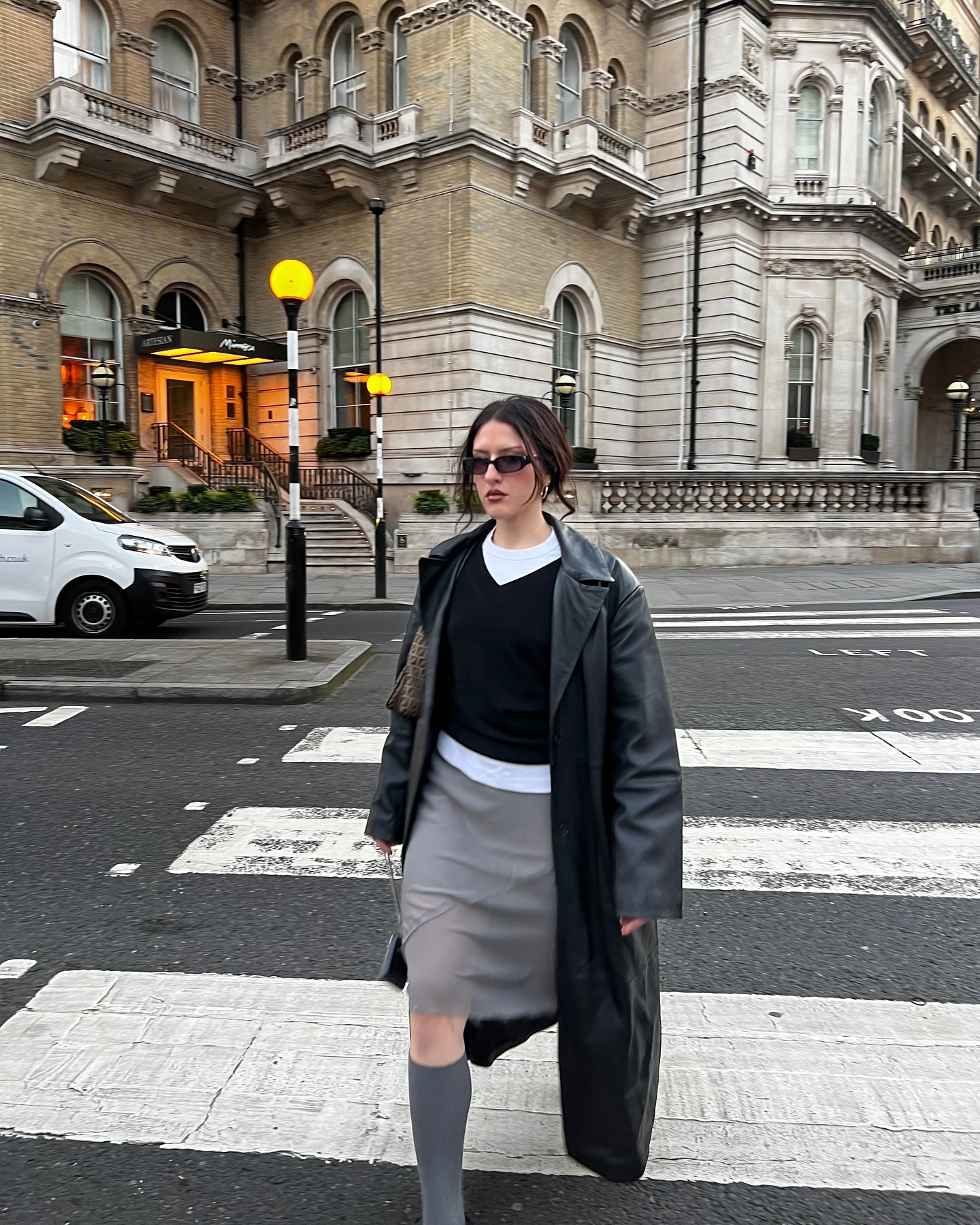 올해의 스커트는 시스루 스커트🩶🫧
어느덧 따뜻해지는 봄 날씨가 다가오면 가벼운 스커트가 유행할 겁니다. 그 중심엔 오간자 소재의 시스루 시폰 스커트가 자리를 차지할테죠. 비침 정도에 따라 단독으로 입어도, 치마나 바지 위에 레이어드 해도 좋습니다.
올 봄 첫 스커트를 시작하신다면 시스루 스커트를 추천드려요! 이미지4