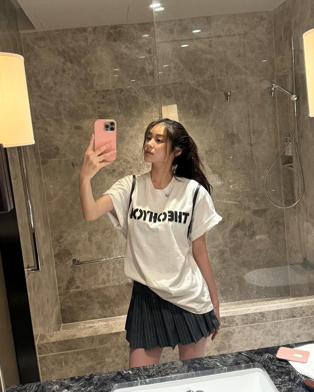 10살 어려지는 하이스쿨 퀸카룩🏫

어릴 적 미드를 볼 때 한번쯤 퀸카가 된 자신의 모습을 상상하곤 해요. 프레피룩은 어릴 적 로망을 실현시켜주는 가장 이상적인 스타일링입니다. 여기에 어려보이면서 예쁘기까지한 일석이조 매력은 덤이에요.

최근 지수는 '프레피룩의 정석' 코디를 보여줘 이목을 끌었습니다. 이때 지수가 입은 플리츠 스커트는 국내 디자이너 브랜드 벰버의 제품으로 가격은 12만8천원입니다. 

셔츠와 니트 스웨터, 플리츠 스커트는 프레피룩의 필수 요소인데요, 이 중에서 제일 포인트는 플리츠 스커트입니다. 이 스커트 하나만 더해져도 룩에 활기가 감돌 거예요. 이미지5