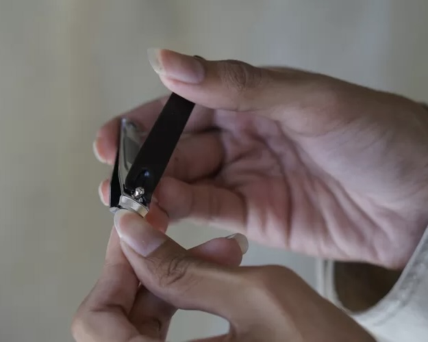 손톱 빨리 자라는 사람, 노화 더 늦다

손톱이 자라는 속도로 노화 정도를 가늠할 수 있다는 하버드 의대 연구 결과가 나왔습니다. 사람은 나이가 들수록 혈액순환이 줄어들며 손톱 성장 속도도 점차 느려지는데요.

0세부터 손톱 성장 속도가 매년 0.5%씩 감소한다고 합니다. 이에 따라 만약 또래보다 손톱이 빠르게 자란다면, 세포 재생이 활발한 것으로 동년배보다 노화가 느리게 진행될 수 있다고 하네요.

다만, 손톱 성장 속도는 영양 상태나 건강 습관에 따라 다를 수도 있으니 무조건 적인 맹신은 금물입니다. 이미지