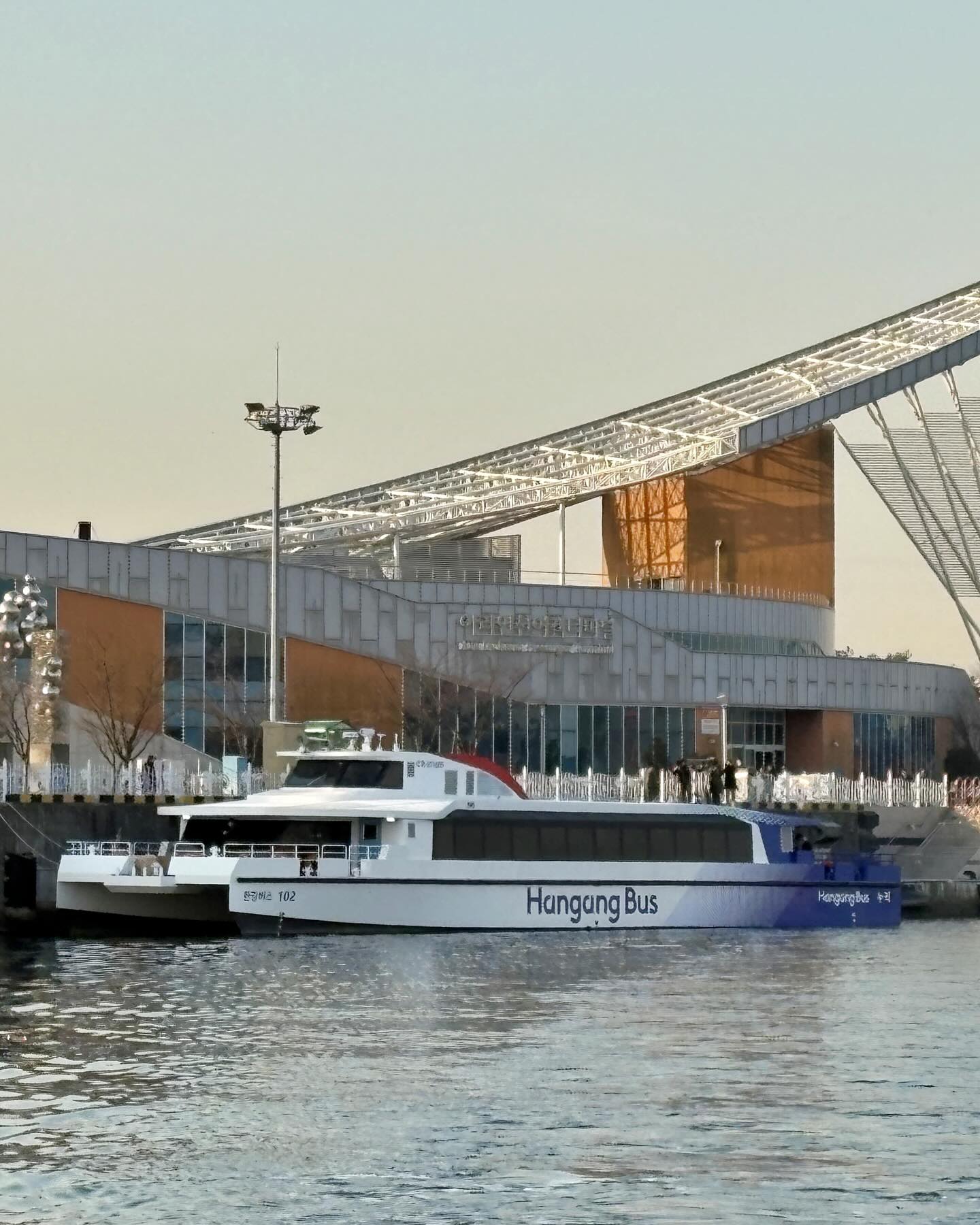 드디어 모습을 드러낸 한강버스⛴️

서울 한강을 오가는 새로운 친환경 수상교통수단 ‘한강버스’가 여의도에 도착했습니다.

총 2척(101호·102호)은 하이브리드 추진체를 탑재해 기존 디젤 선박보다 이산화탄소 배출량을 52% 줄일 수 있습니다.

3월 초부터 정식운항 전까지 한강의 실제 상황을 반영해 시범운항을 충분히 실시한 후, 상반기 내 정식운항을 시작할 예정입니다. 이 과정에서 선착장 등 기반시설 점검, 항로 및 안전시설 점검, 비상 대응 훈련을 실시해 안전성을 확보하며, 선착장 승하선 체계, 대중교통시스템, 관제시스템에 대한 점검도 진행됩니다.

정식 운항은 출퇴근 시간대 15분 간격으로 시작하며, 이후 점진적으로 확대할 계획입니다. 서울시는 이를 통해 한강을 활용한 친환경 교통 혁신을 이루겠다고 밝혔습니다. 이미지