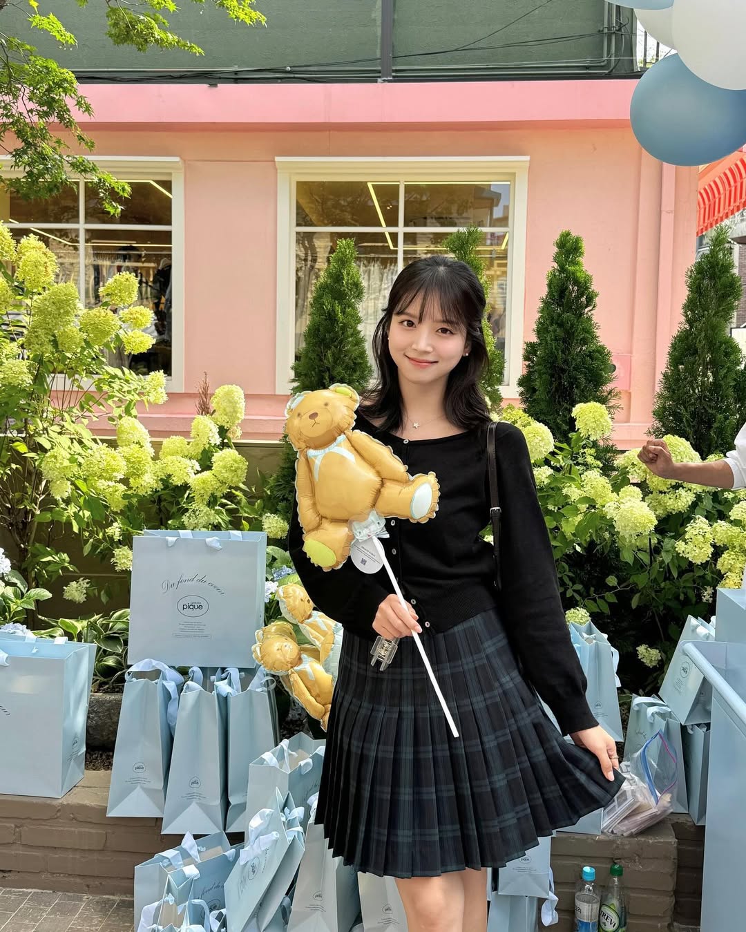 10살 어려지는 하이스쿨 퀸카룩🏫

어릴 적 미드를 볼 때 한번쯤 퀸카가 된 자신의 모습을 상상하곤 해요. 프레피룩은 어릴 적 로망을 실현시켜주는 가장 이상적인 스타일링입니다. 여기에 어려보이면서 예쁘기까지한 일석이조 매력은 덤이에요.

최근 지수는 '프레피룩의 정석' 코디를 보여줘 이목을 끌었습니다. 이때 지수가 입은 플리츠 스커트는 국내 디자이너 브랜드 벰버의 제품으로 가격은 12만8천원입니다. 

셔츠와 니트 스웨터, 플리츠 스커트는 프레피룩의 필수 요소인데요, 이 중에서 제일 포인트는 플리츠 스커트입니다. 이 스커트 하나만 더해져도 룩에 활기가 감돌 거예요. 이미지2