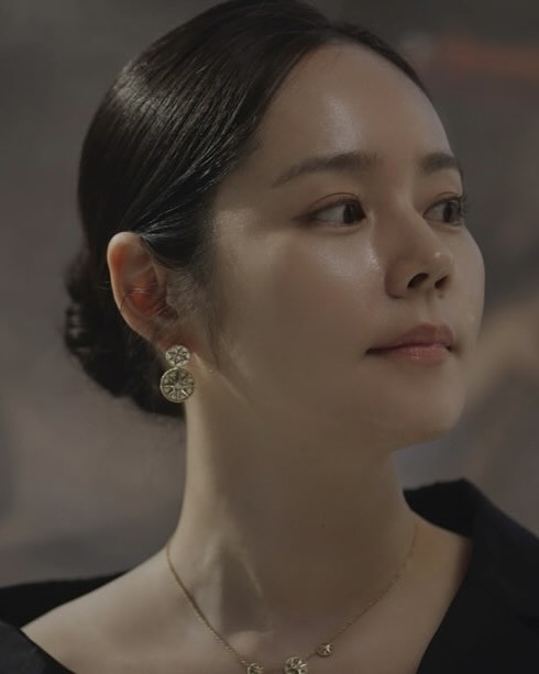 가인언니 유퀴즈룩 같이 보자🧐

한가인이 유 퀴즈 온 더 블럭에 출연했죠. 특유의 솔직하고 털털한 매력으로 보는 내내 웃음이 끊이지 않았는데요. 그런데 한가인의 이야기만큼이나 눈길을 사로잡은 것이 있었으니, 바로 그녀의 패션이었습니다.

이날 한가인은 올블랙 스타일링으로 단정하면서도 세련된 무드를 연출했죠. 특히 상의가 포인트였는데요. 그녀가 선택한 아이템은 디올(Dior)의 벨트 언발란스 재킷이었습니다. 가격은 690만 원. 어깨 한쪽을 드러내는 언밸런스한 디자인이 우아하면서도 세련된 분위기를 더했습니다. 디올의 테일러링이 돋보이는 실루엣과 구조적인 디자인 덕분에 더욱 고급스러워 보였죠.

여기에 매치한 주얼리 또한 눈부셨습니다. 한가인은 디올 로즈드방(Rose des Vents) 싱글 귀걸이와 목걸이를 착용했는데요. 귀걸이 가격은 1,900만 원, 목걸이는 630만 원입니다. 18K 옐로우 골드에 다이아몬드와 자개 디테일이 더해져, 클래식하면서도 우아한 분위기를 연출했습니다.

특히 귀걸이는 탈착 가능한 팬던트 디자인이라 스타일링에 따라 변형이 가능하다는 점이 매력적이었는데요. 목걸이 역시 앞뒤가 다른 리버서블 디자인으로, 하나의 주얼리로 두 가지 느낌을 낼 수 있는 실용적인 아이템이었죠.

올블랙 룩에 화려한 골드 주얼리를 매치한 센스, 역시 한가인답다는 생각이 들었는데요. 세련된 스타일링을 참고하고 싶다면, 그녀의 유퀴즈 룩을 눈여겨보는 것도 좋을 것 같네요💎✨ 이미지7