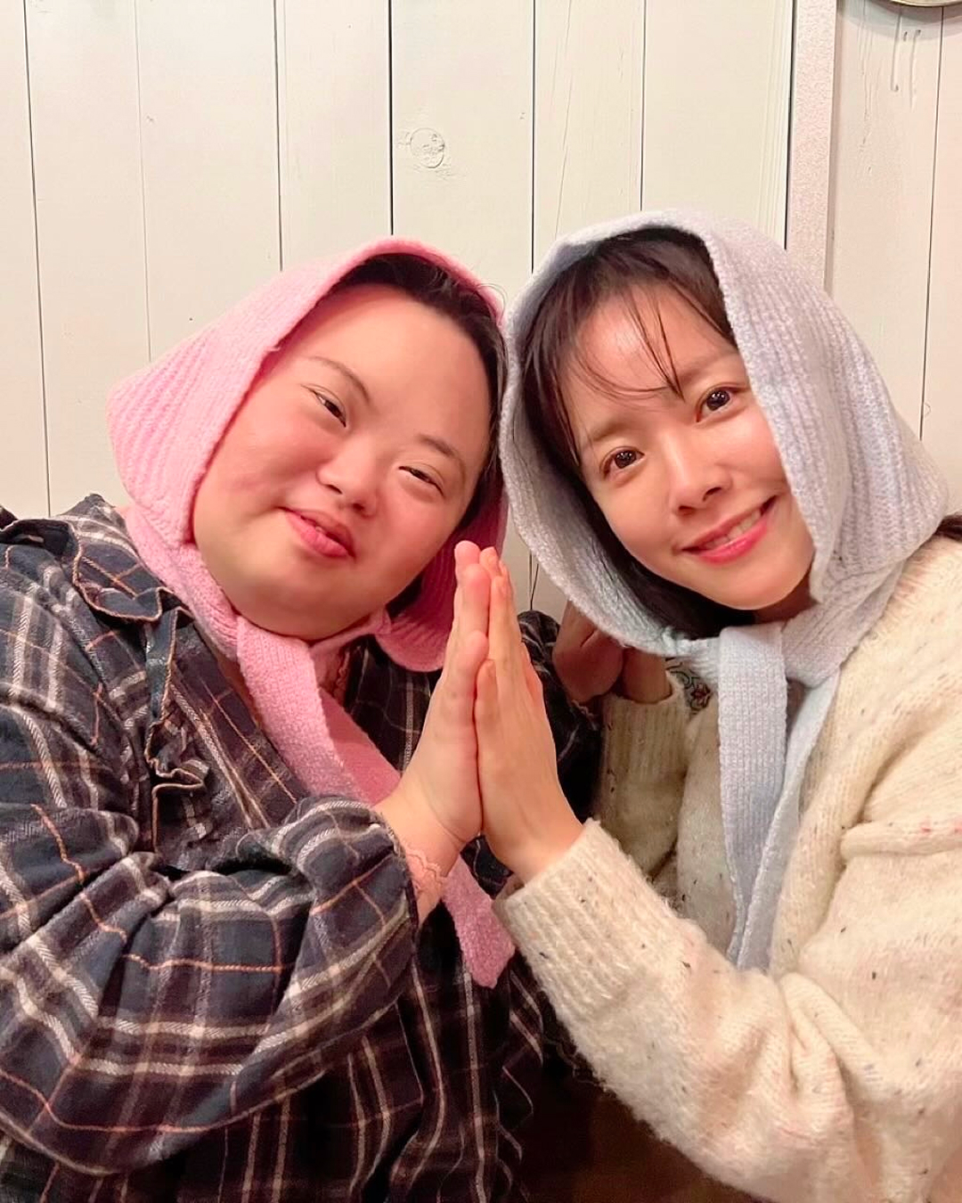 정은혜 작가, 5월 결혼한다💕

드라마 '우리들의 블루스'에서 한지민의 언니 역할로 출연했던 다운증후군 작가 정은혜가 5월 결혼합니다.

유튜브 채널 '오피큐알'에서는 정은혜 작가가 출연해 다양한 이야기를 전했는데요. 근황을 전하며 "행복하게 그림 그리며 살고 있었는데, 인연이 찾아왔다"며 5월 결혼 소식을 함께 밝혔습니다.

두 사람은 최근 가족끼리 만나 상견례를 진행했다고 하는데요. 오는 5월 결혼식을 올릴 예정이라고 합니다. 이미지