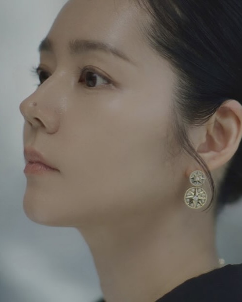가인언니 유퀴즈룩 같이 보자🧐

한가인이 유 퀴즈 온 더 블럭에 출연했죠. 특유의 솔직하고 털털한 매력으로 보는 내내 웃음이 끊이지 않았는데요. 그런데 한가인의 이야기만큼이나 눈길을 사로잡은 것이 있었으니, 바로 그녀의 패션이었습니다.

이날 한가인은 올블랙 스타일링으로 단정하면서도 세련된 무드를 연출했죠. 특히 상의가 포인트였는데요. 그녀가 선택한 아이템은 디올(Dior)의 벨트 언발란스 재킷이었습니다. 가격은 690만 원. 어깨 한쪽을 드러내는 언밸런스한 디자인이 우아하면서도 세련된 분위기를 더했습니다. 디올의 테일러링이 돋보이는 실루엣과 구조적인 디자인 덕분에 더욱 고급스러워 보였죠.

여기에 매치한 주얼리 또한 눈부셨습니다. 한가인은 디올 로즈드방(Rose des Vents) 싱글 귀걸이와 목걸이를 착용했는데요. 귀걸이 가격은 1,900만 원, 목걸이는 630만 원입니다. 18K 옐로우 골드에 다이아몬드와 자개 디테일이 더해져, 클래식하면서도 우아한 분위기를 연출했습니다.

특히 귀걸이는 탈착 가능한 팬던트 디자인이라 스타일링에 따라 변형이 가능하다는 점이 매력적이었는데요. 목걸이 역시 앞뒤가 다른 리버서블 디자인으로, 하나의 주얼리로 두 가지 느낌을 낼 수 있는 실용적인 아이템이었죠.

올블랙 룩에 화려한 골드 주얼리를 매치한 센스, 역시 한가인답다는 생각이 들었는데요. 세련된 스타일링을 참고하고 싶다면, 그녀의 유퀴즈 룩을 눈여겨보는 것도 좋을 것 같네요💎✨ 이미지4