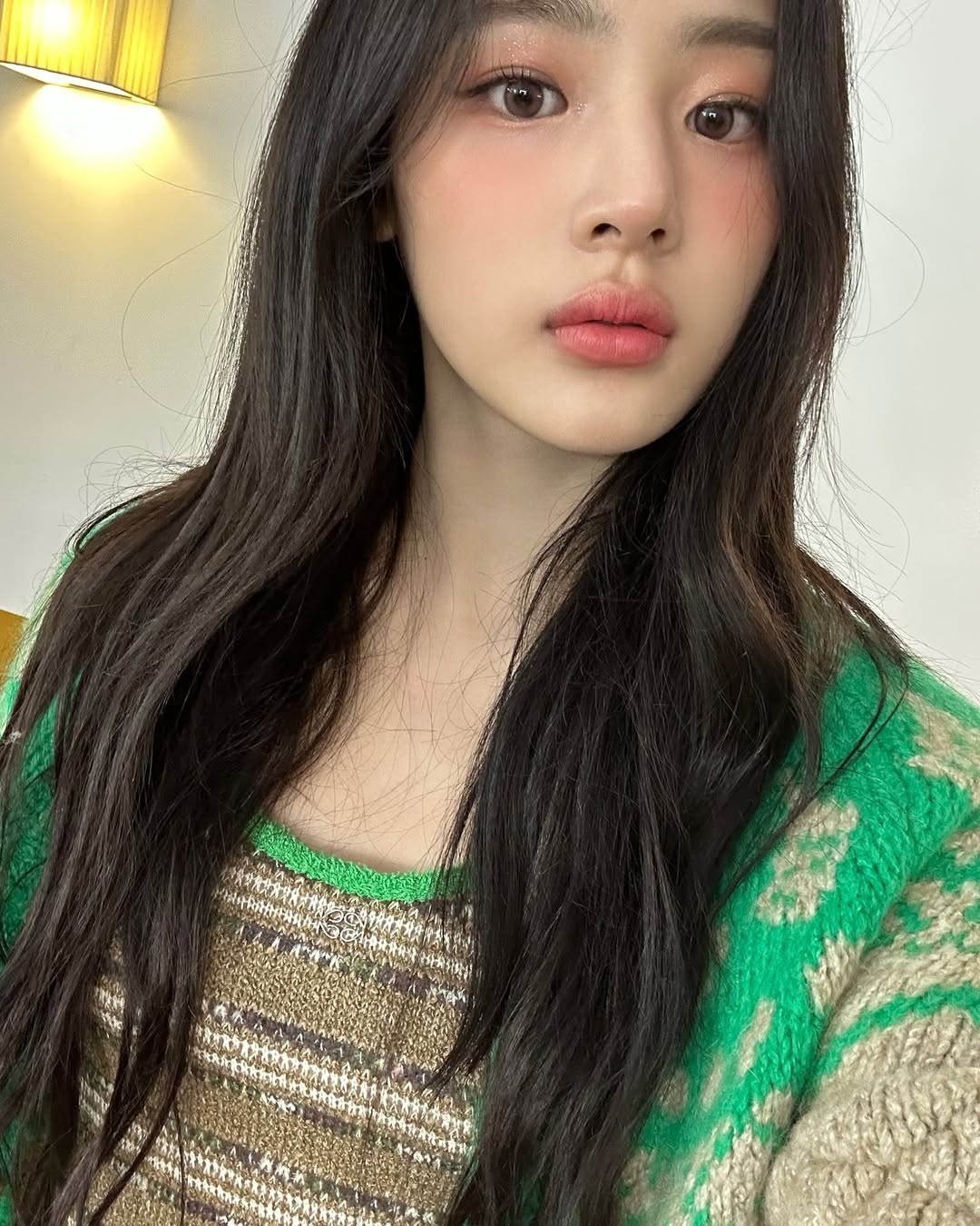 블러셔 있!에 한 표요~🙋‍♀️

NJZ 민지는 데뷔때부터 청순 비주얼로 크게 주목받았죠. 덜어낼수록 이쁘다는 청순 미인! 하지만 민지는 누구보다 블러셔를 찰떡으로 소화한답니다.

블러셔를 눈 아래까지 넓게 바르는 '숙취 메이크업'은 민지의 사랑스러움을 더 돋보이게 하네요💕 이미지3