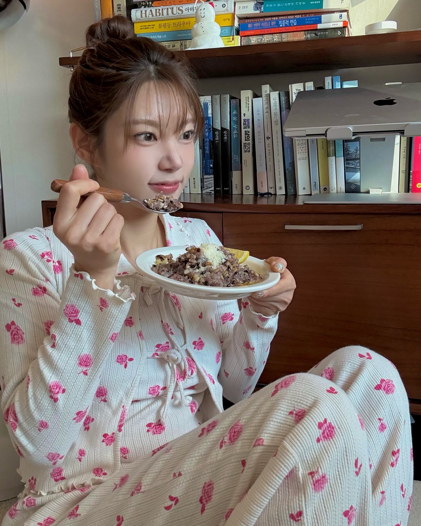 이불 밖은 위험해🥶파자마 추천 5

프로 집순이들에게 꼭 필요한 아이템, 바로 파자마죠! 예쁜 색감은 물론 편안함까지 갖춘 파자마는 마치 힐링하는 기분을 들게 하는데요. 그래서 준비한 셀럽들의 파자마 정보를 소개해 드릴게요!🛏️

1. 로제: 르 카샤(LE KASHA) - 'Nadine Menerbe Striped Silk Shirt In Cream' , 'Harper Pants In Vanilla'
2. 박환희: 스내피커들 - 'Fickle Pink'(변덕스러운 분홍)
3. 고민시: 스내피커들 '헤밍웨이 호텔'
4. 기은세: 타월로지스트 - '프리미엄 샤워가운 레드오렌지&아쿠아블루Medium Weight'
5. 박나언: 스내피커들 - '달콤한 로지 리본 가디건' , '달콤한 로지 슬리브리스' , '달콤한 로지 팬츠' 이미지10