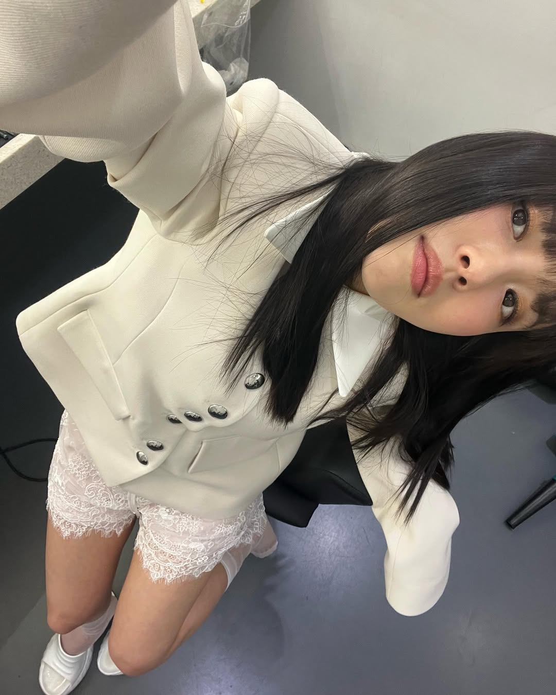 은근 닮은 듯한 그녀들의 쌍둥이룩👯

고르는 족족 완판 대란을 일으키는 제니! 최근 리스닝 파티에서 선보인 스타일링 역시 근사합니다.

크림 컬러의 구조적인 재킷이 럭셔리한 느낌을 자아냈는데요. 최근 고민시도 같은 재킷을 찰떡으로 소화했습니다.

봄맞이 간절기 재킷으로 제격인 이 제품은 카이트(Khaite)의 달만 재킷으로 가격은 4백42만 원입니다. 카이트는 미국 럭셔리 브랜드로, 블랙핑크 스타일리스트가 자주 애용하는 브랜드로 꼽기도 했지요. 제니도 카이트의 제품을 자주 착용하는 모습을 보여왔어요.

고혹적인 느낌과 피부 톤이 은근 닮은 듯한 그녀들! 쌍둥이 룩을 보다 보니 해사한 컬러의 간절기 재킷을 장만하고 싶어지네요🌼 이미지5