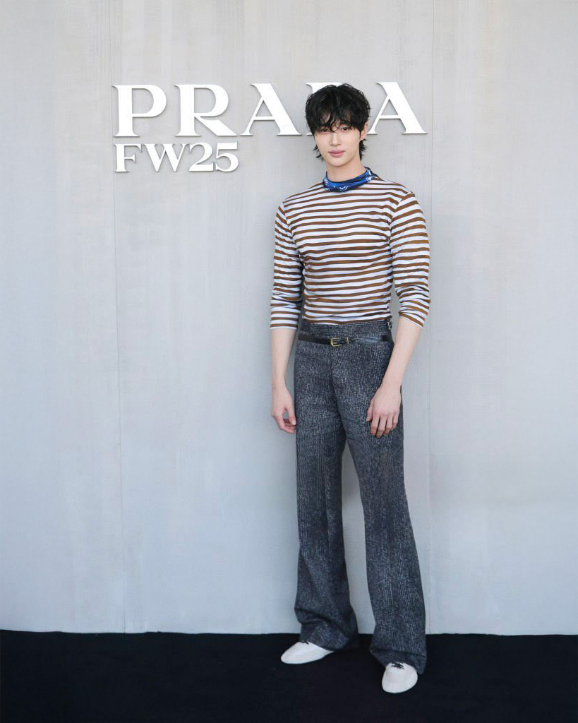 프라다의 가을 겨울 미리보기🔍

프라다의 2025 가을, 겨울 컬렉션이 열렸습니다. 카리나는 단발에서 장발로 변신한 모습으로 쇼에 참석했고, 변우석은 스트라이프 티셔츠와 플레어 핏 니트 팬츠를 착용하며 캐주얼한 분위기를 연출했네요🩵

이번 시즌 프라다는 1960년대 실루엣을 현대적으로 재해석하며, 여성성을 다양한 시각에서 탐구하는 방식으로 쇼를 진행했는데요. 차분한 컬러 팔레트와 클래식한 요소들이 조화를 이루면서도 예상치 못한 디테일로 신선한 반전을 선사했습니다.

그중에서도 가장 눈길을 끈 아이템은 바로 무테 안경과 미디 스커트였습니다. 투명한 렌즈와 얇은 프레임이 특징인 무테 안경은 미니멀한 룩에 자연스럽게 녹아들면서도 강한 존재감을 드러냈습니다. 특히 오버사이즈 코트나 단정한 블라우스와 함께 매치되어 지적이면서도 세련된 무드를 연출했죠. 프라다 특유의 실험적인 스타일링 덕분에 클래식한 무테 안경이 한층 더 트렌디한 아이템으로 재탄생한 느낌이었습니다.

미디 스커트 역시 이번 쇼의 핵심 요소였습니다. 허리선을 강조한 실루엣이 돋보였으며, A라인부터 스트레이트 핏까지 다양한 스타일로 선보였는데요. 울, 트위드, 실크 등 다채로운 소재를 활용해 계절감을 고려한 스타일링이 제안되었습니다. 클래식한 분위기 속에서도 프라다 특유의 위트를 잃지 않았죠.

쇼의 마무리는 우리나라 모델 최소라가 코트를 입고 장식했습니다. 그녀의 강렬한 워킹과 독보적인 분위기가 쇼의 피날레를 더욱 인상적으로 만들었죠.

이번 시즌 프라다는 미디 스커트와 무테 안경을 통해 단정하면서도 감각적인 스타일을 제시했습니다. 올가을, 클래식한 무드에 세련된 터치를 더하고 싶다면 이 두 가지 아이템을 눈여겨보는 건 어떨까요? ✨ 이미지