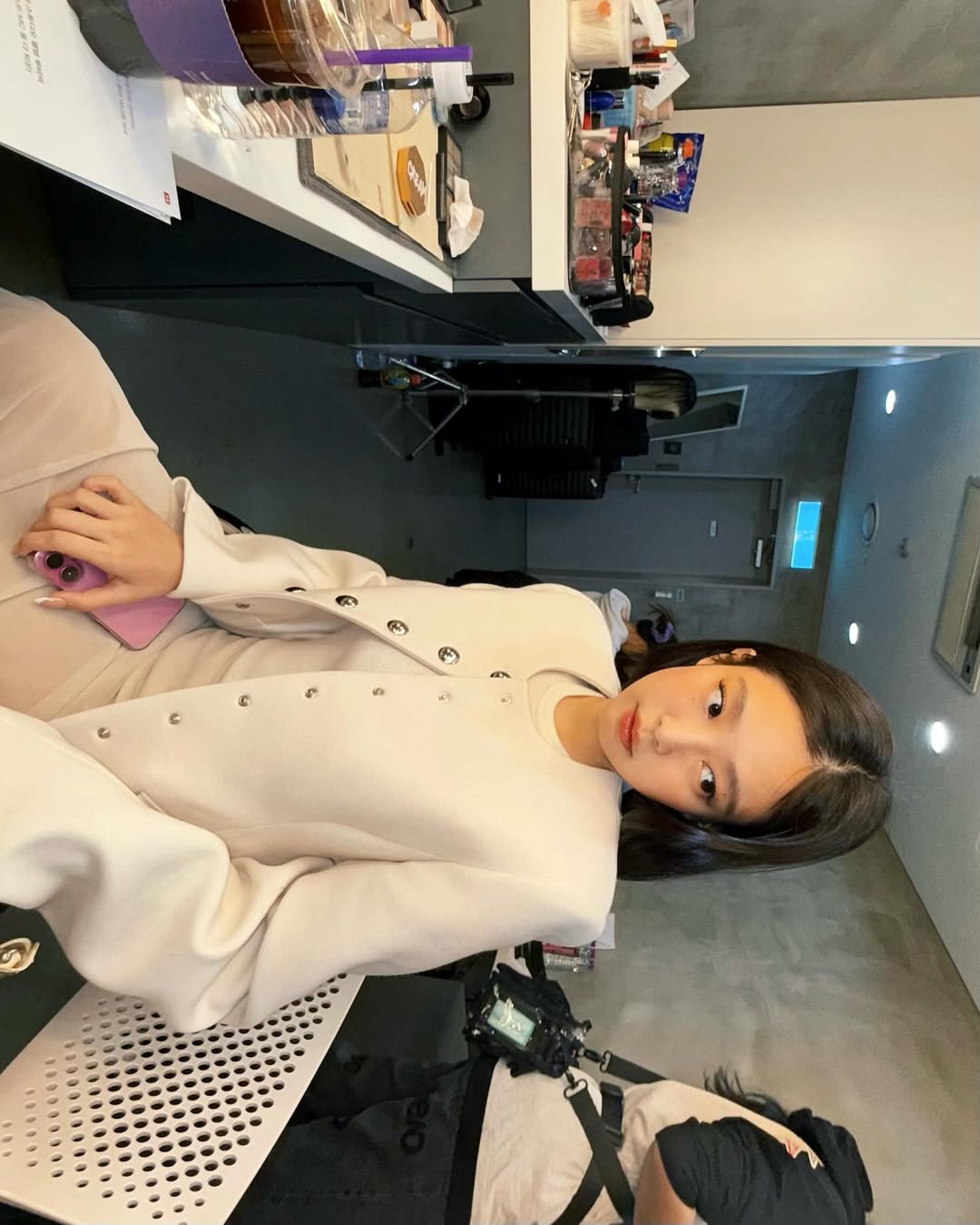 은근 닮은 듯한 그녀들의 쌍둥이룩👯

고르는 족족 완판 대란을 일으키는 제니! 최근 리스닝 파티에서 선보인 스타일링 역시 근사합니다.

크림 컬러의 구조적인 재킷이 럭셔리한 느낌을 자아냈는데요. 최근 고민시도 같은 재킷을 찰떡으로 소화했습니다.

봄맞이 간절기 재킷으로 제격인 이 제품은 카이트(Khaite)의 달만 재킷으로 가격은 4백42만 원입니다. 카이트는 미국 럭셔리 브랜드로, 블랙핑크 스타일리스트가 자주 애용하는 브랜드로 꼽기도 했지요. 제니도 카이트의 제품을 자주 착용하는 모습을 보여왔어요.

고혹적인 느낌과 피부 톤이 은근 닮은 듯한 그녀들! 쌍둥이 룩을 보다 보니 해사한 컬러의 간절기 재킷을 장만하고 싶어지네요🌼 이미지2