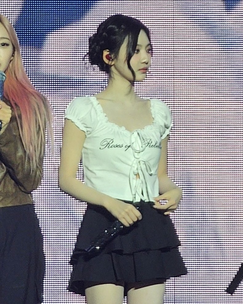 닝닝핏 따라 해보자고😝  새로운 콘서트 문화 중 하나로  자리 잡은 사운드 체크(Sound Check). 본 공연 전 리허설을 팬들에게 일부 개방해 리허설을 관람할 수 있도록 하는 시스템인데요. 이때 아티스트들은 무대 의상이 아닌 사복을 입고 등장하기 때문에, 스타들의 사복 패션을 감상하는 재미도 쏠쏠하죠. 특히 에스파 닝닝은 사운드 체크에서 착용하는 룩마다 화제를 모으며, 감각적인 스타일과 완벽한 핏 덕분에 ‘닝닝핏’이라는 신조어까지 탄생했습니다.  닝닝의 사운드 체크 룩들은 각기 다른 분위기를 연출하면서도 그녀만의 스타일이 확실하게 드러나는데요. 먼저, 블루톤의 골지 티셔츠는 프리피플(FREE PEOPLE)의 Easy Does It Tee In Blue 제품입니다. 가격은 48달러, 한화 약 7만 원대. 깔끔한 핏과 컬러감이 돋보이는 아이템으로, 심플하면서도 스타일리시한 무드를 연출하기 좋죠.  두 번째 룩에서는 러블리한 무드가 돋보였습니다. 프릴 디테일이 가득한 로맨틱한 디자인의 티셔츠는 라라폭스(LALAFOX)의 Lettering Shirring T-Shirt로, 가격은 7만 원대. 함께 매치한 플리츠스커트는 플레어업(FLAREUP)의 Layered Pleats Skirt이며, 가격은 8만 원대입니다. 사랑스러우면서도 페미닌한 분위기를 연출하기에 딱 좋은 조합이죠.  세 번째 룩은 보다 시크한 분위기가 돋보였는데요. 끈 디테일이 있는 블랙 티셔츠 역시 라라폭스의 String Halterneck T-Shirt로, 가격은 7만 원대입니다.   네번째 룩은 여름에 활용하기 좋을 듯한 홀터넥 룩인데요. 해당 제품은 세릭(CERRIC)의 Beads Halter Neck Top으로, 6만 원대입니다.  가격대도 합리적이면서 데일리 룩으로 활용하기 좋은 아이템들이 많은데요. 닝닝의 사운드 체크 패션을 참고해 올여름 우리도 ‘닝닝핏’ 스타일링에 도전해보는 건 어떨까요? 💙✨ 이미지
