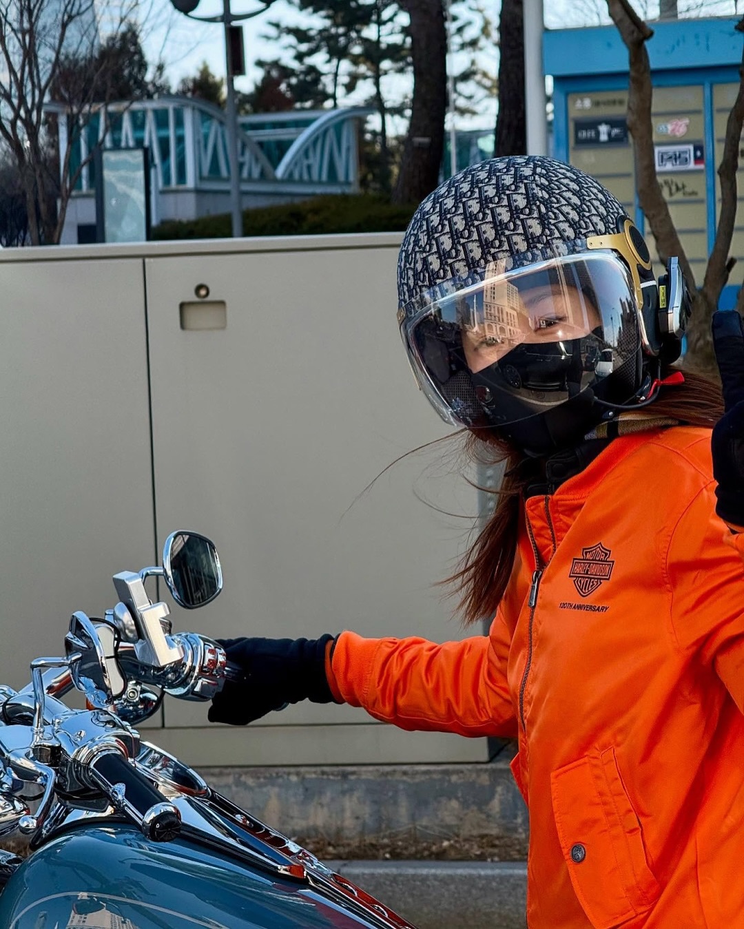 이시영, 이번엔 바이크타고 달려🏍️

한다면 하는 쿨한 여배우 이시영이 이번엔 할리데이비슨 오토바이를 타고 거리를 질주하는 모습으로 화제를 모았는데요. 이 오토바이는 무려 4천만 원이 넘는다고 하네요🤑

이시영은 여기에 디올 헬멧을 착용해 더욱 이목을 끌기도 했죠. 해당 제품은 베스파와 협업했던 제품으로 '베스파 946 크리스찬 디올 헬멧'입니다.

힙한 라이딩룩도 역시 이시영 답네요. 이미지