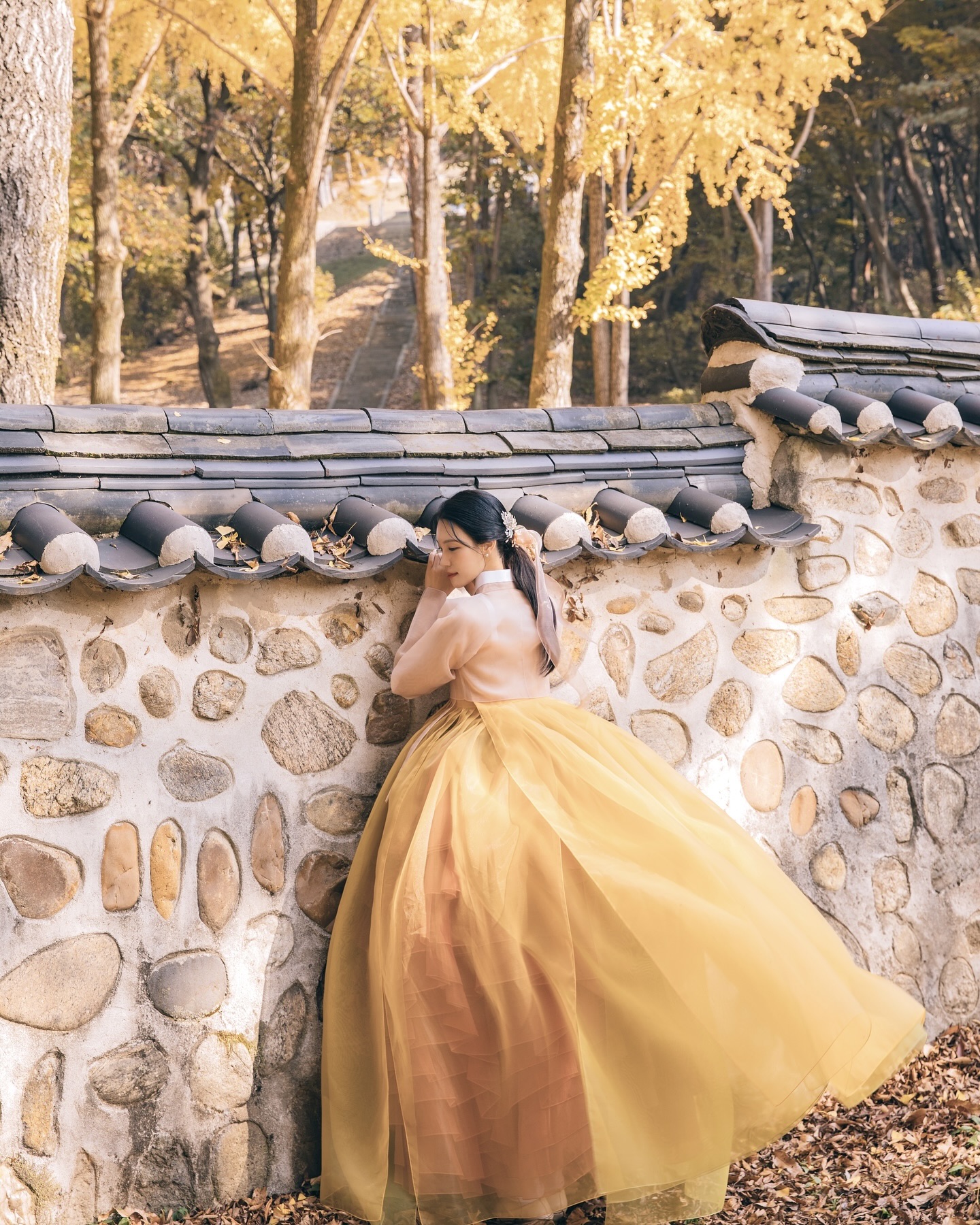 요즘 한복은 어떤 걸 입어?🔍

삼일절을 맞아 요즘 한복 트렌드에 대해 이야기해볼까요? 한복 하면 단아한 멋이 먼저 떠오르지만, 요즘은 새로운 스타일링이 속속 등장하면서 또 다른 매력을 보여주고 있는데요. 특히 눈에 띄는 트렌드는 바로 갈래치마입니다.

예전 한복의 치마는 한 겹으로 되어 있어 A라인으로 깔끔하게 퍼지는 실루엣이 일반적이었는데요. 최근 유행하는 갈래치마는 여러 겹의 천이 겹쳐져 있어 더욱 풍성한 볼륨감을 연출합니다. 걸을 때마다 다른 색감과 소재가 살짝 보이면서 한층 더 화려한 무드를 자아내죠.

실제로 뉴진스의 민지는 깊이감 있는 블루 톤의 갈래치마를 입고 단아한 분위기를 선보였고, 다니엘은 무릎길이 정도 오는 짧은 기장의 한복을 선택해 보다 경쾌한 스타일을 완성했는데요. 이렇게 길이에 따라 분위기가 달라지는 것도 갈래치마의 매력 중 하나입니다.

특히 사진을 찍을 때 더욱 예쁘게 연출되는 스타일이라 궁궐 나들이, 웨딩 촬영, 특별한 행사에서도 인기가 높아지고 있습니다. 뉴트로 트렌드와 맞물려 현대적인 감각을 더한 디자인도 많이 등장하면서, 전통적인 한복과는 또 다른 매력을 선보이고 있죠.

다가오는 봄, 한복을 입을 일이 있다면 트렌디한 갈래치마 스타일에 도전해보는 건 어떨까요? 전통미는 살리면서도 색다른 무드를 연출할 수 있는 최고의 선택이 될 거예요🌸
 이미지5